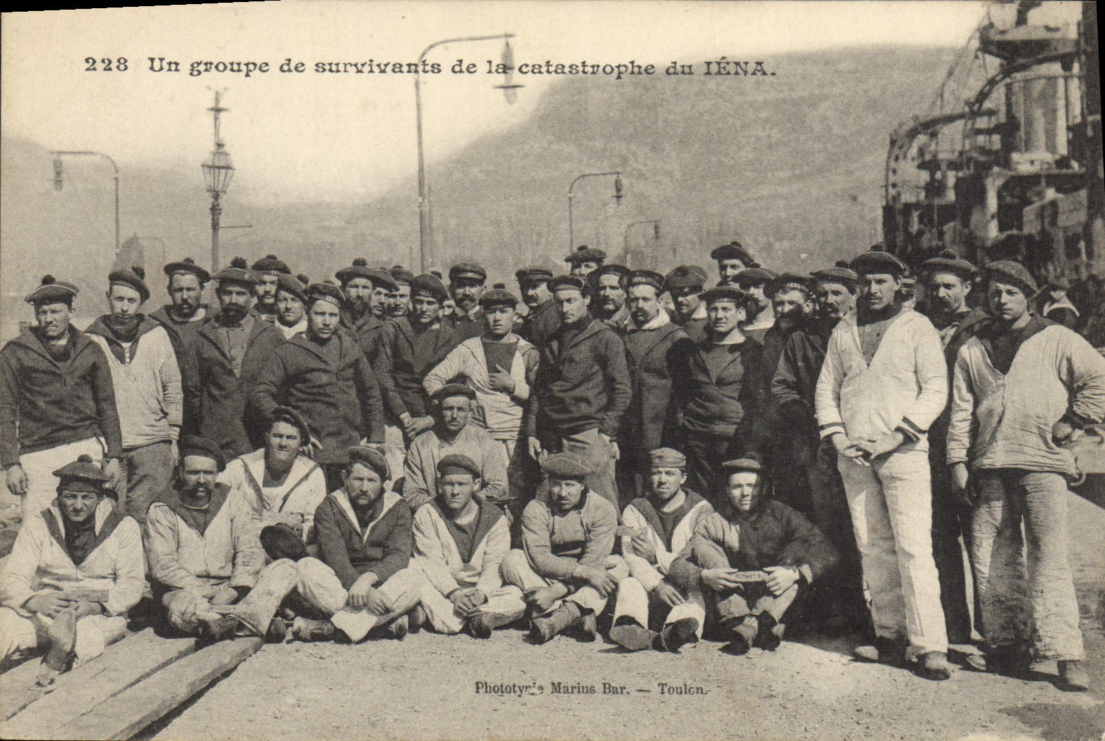 CPA Bateau Un groupe de survivants de la catastrophe du Iena 