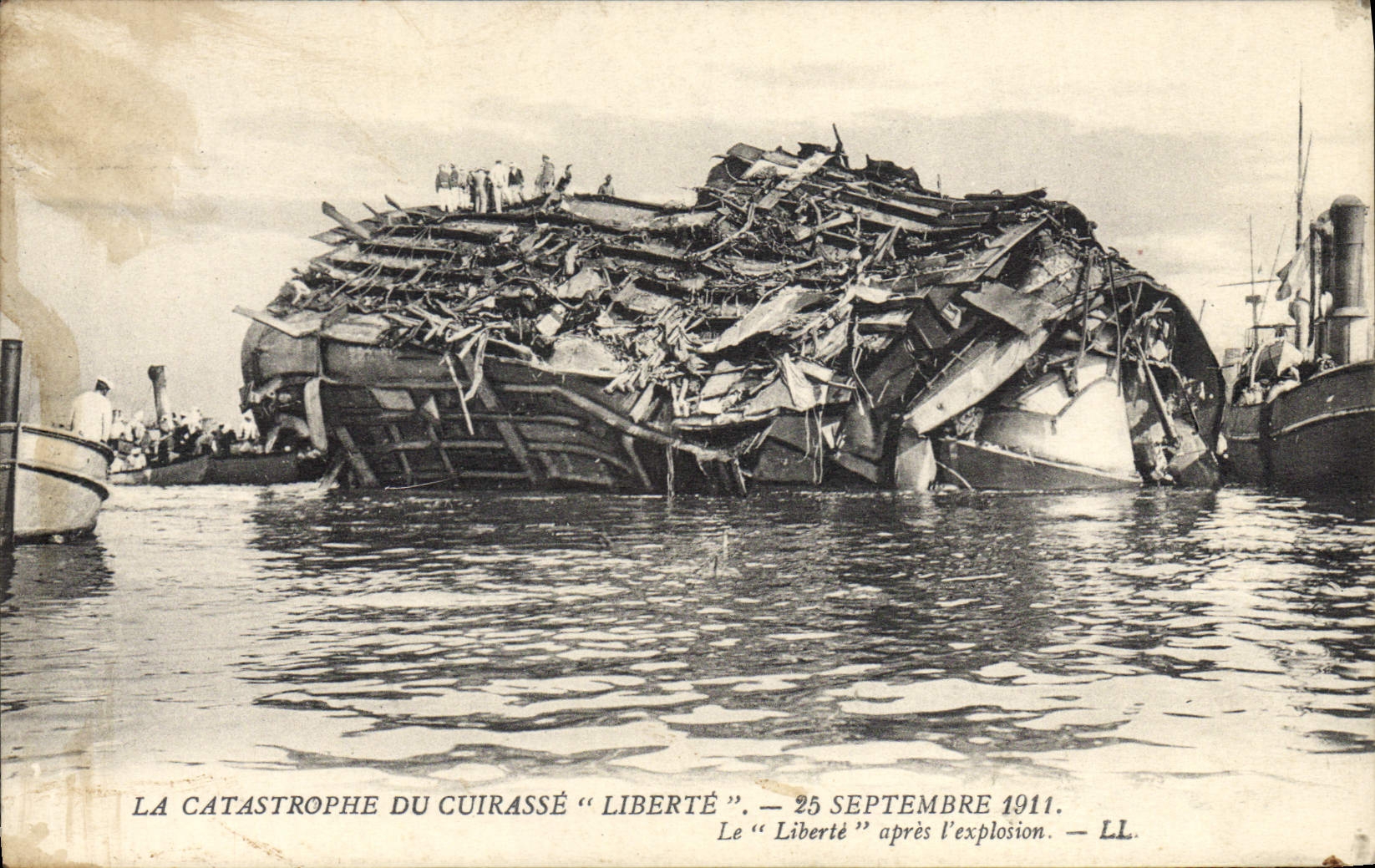 CPA Bateau Catastrophe du cuirasse Liberte Le liberte apres l'explosion