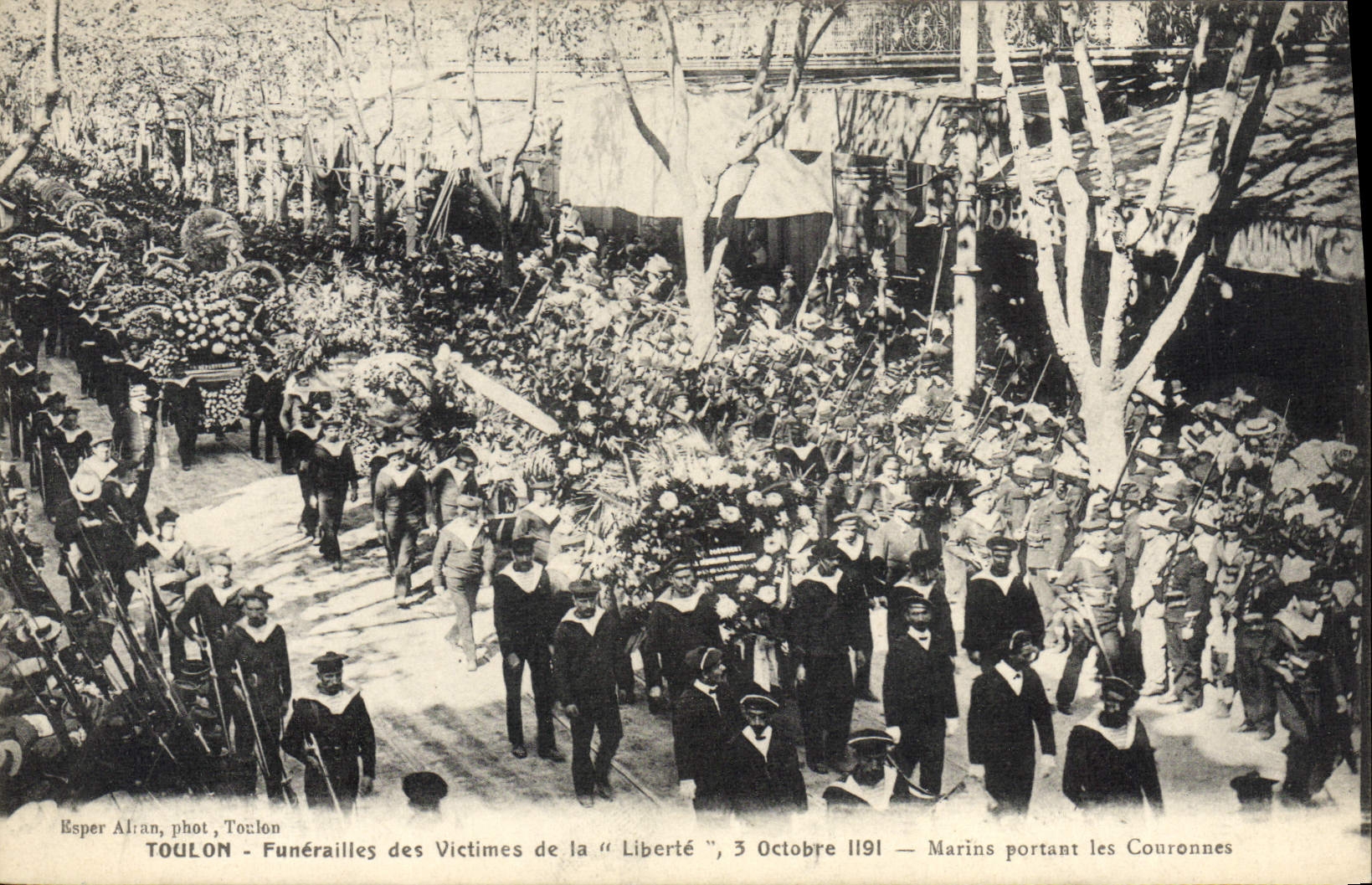 CPA Bateau Toulon Funerailles des victimes de la Liberte Marins portant les couronnes