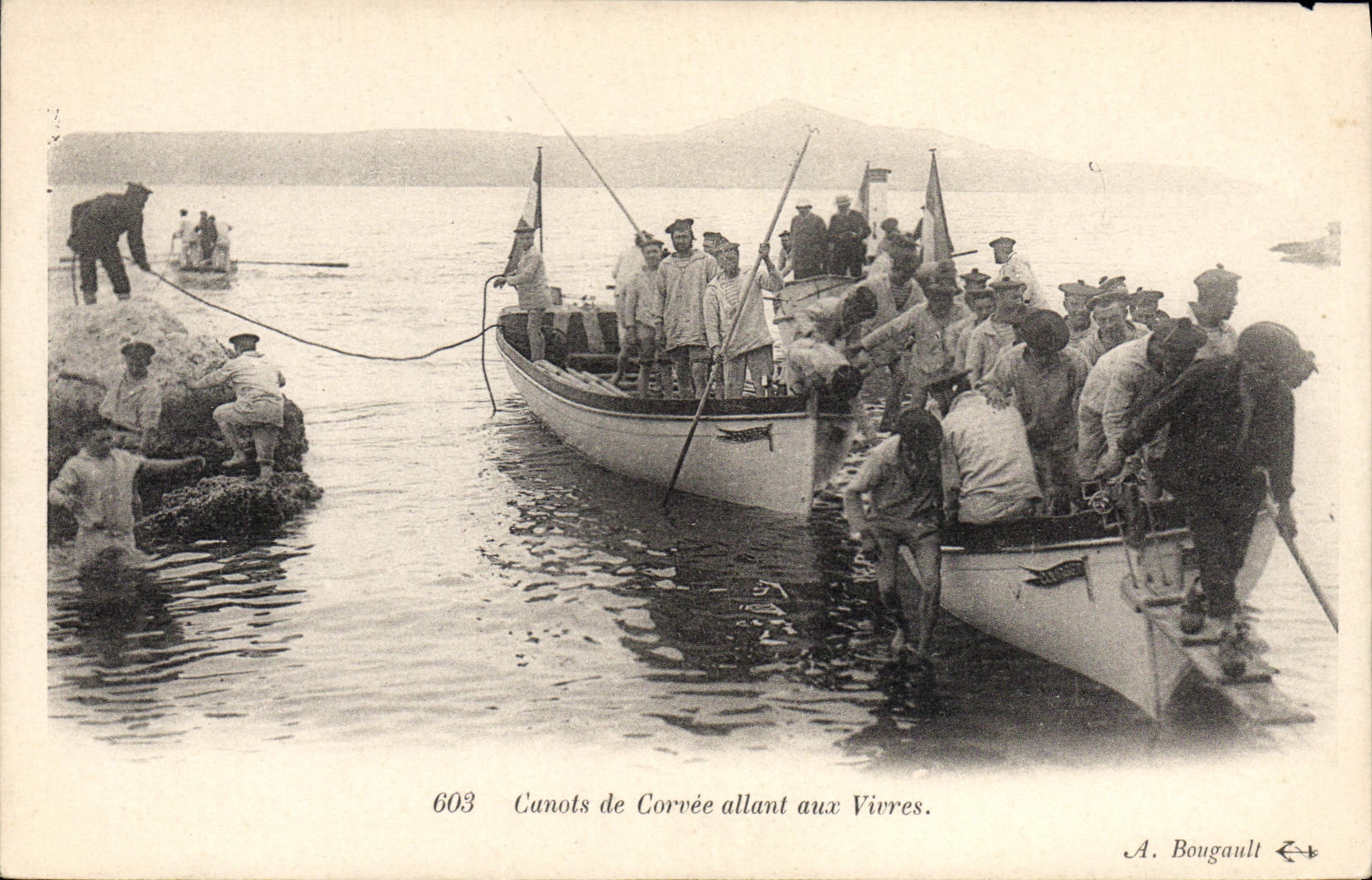 CPA Bateau Canots de corvee allant aux vivres