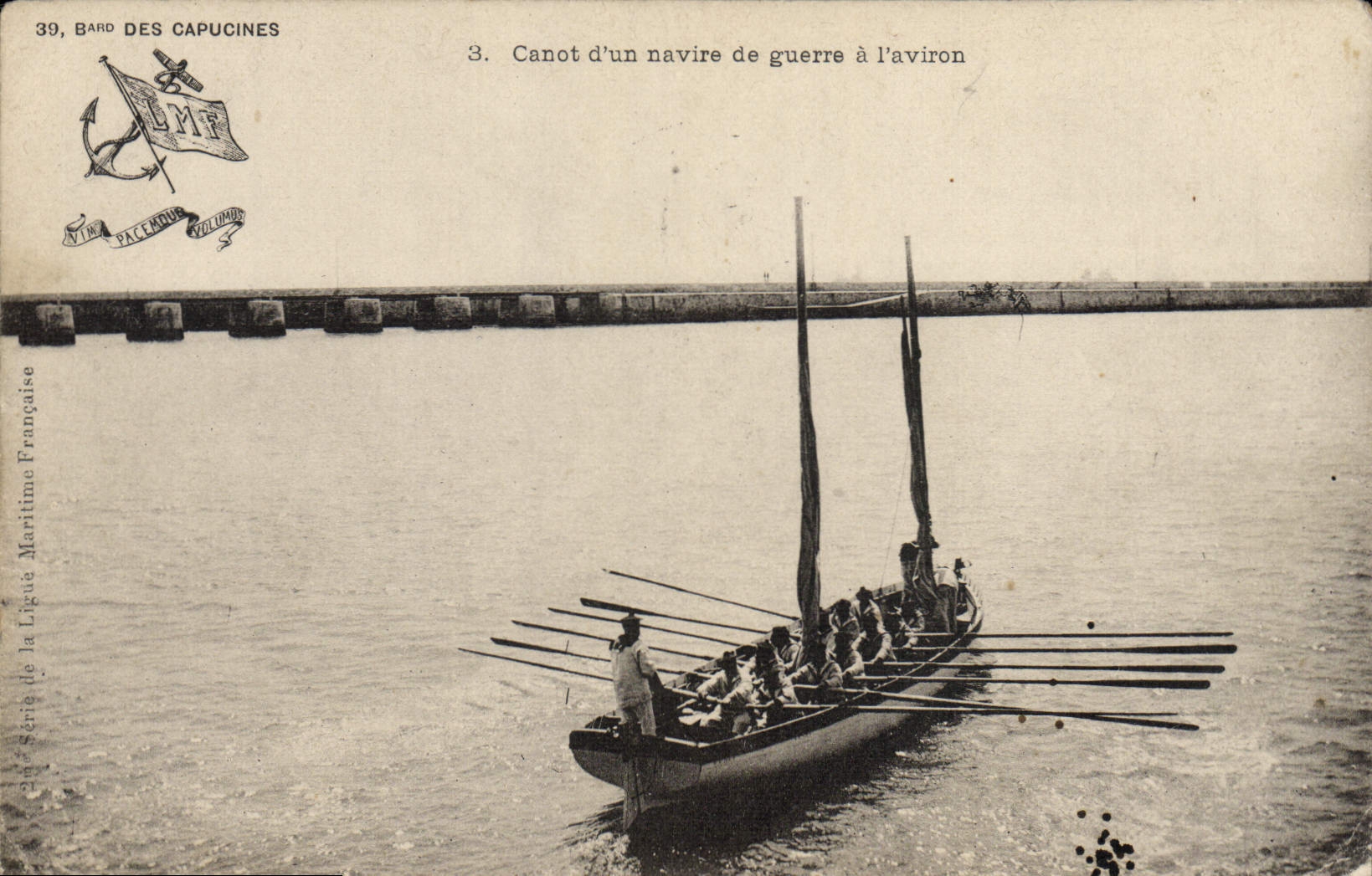 CPA Bateau Canot d'un navire de guerre a l'aviron