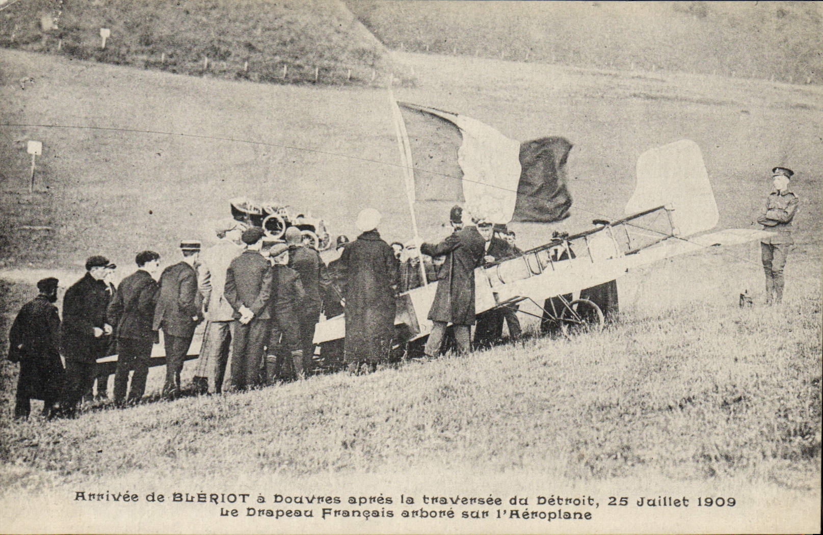 CPA Avion Aviation Arrivee de Bleriot a Douvres apres la traversee du Detroit 25 juillet 1909 