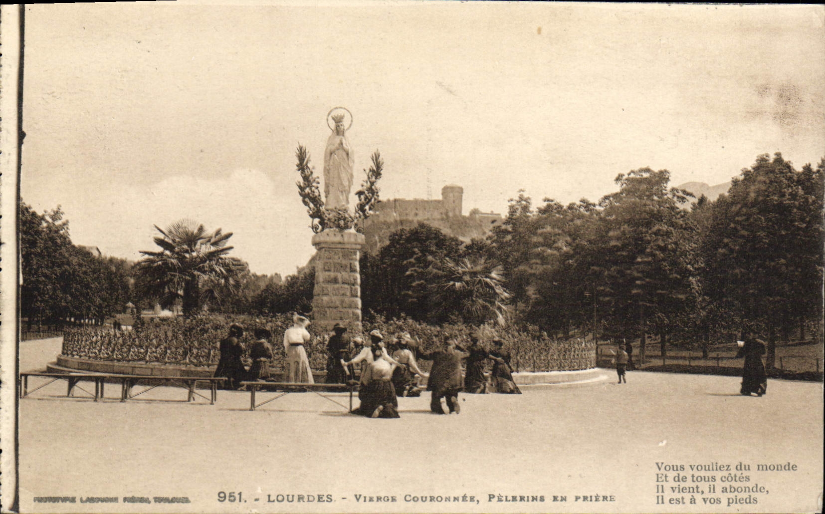Peregrinos pesados del couronnee de la Virgen de la POSTAL de la VENDIMIA en rezo