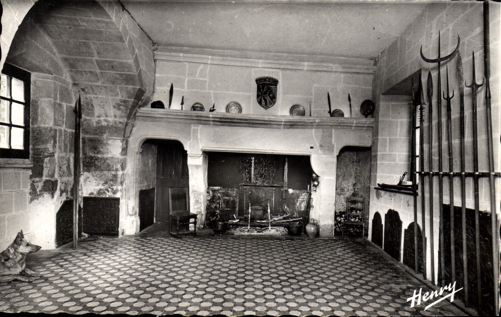 CPM Chateau Fort De Jaulny La Salle Des Gardes Armoiries de Dorothee Durre de Thessiere et de Jean des Armoises