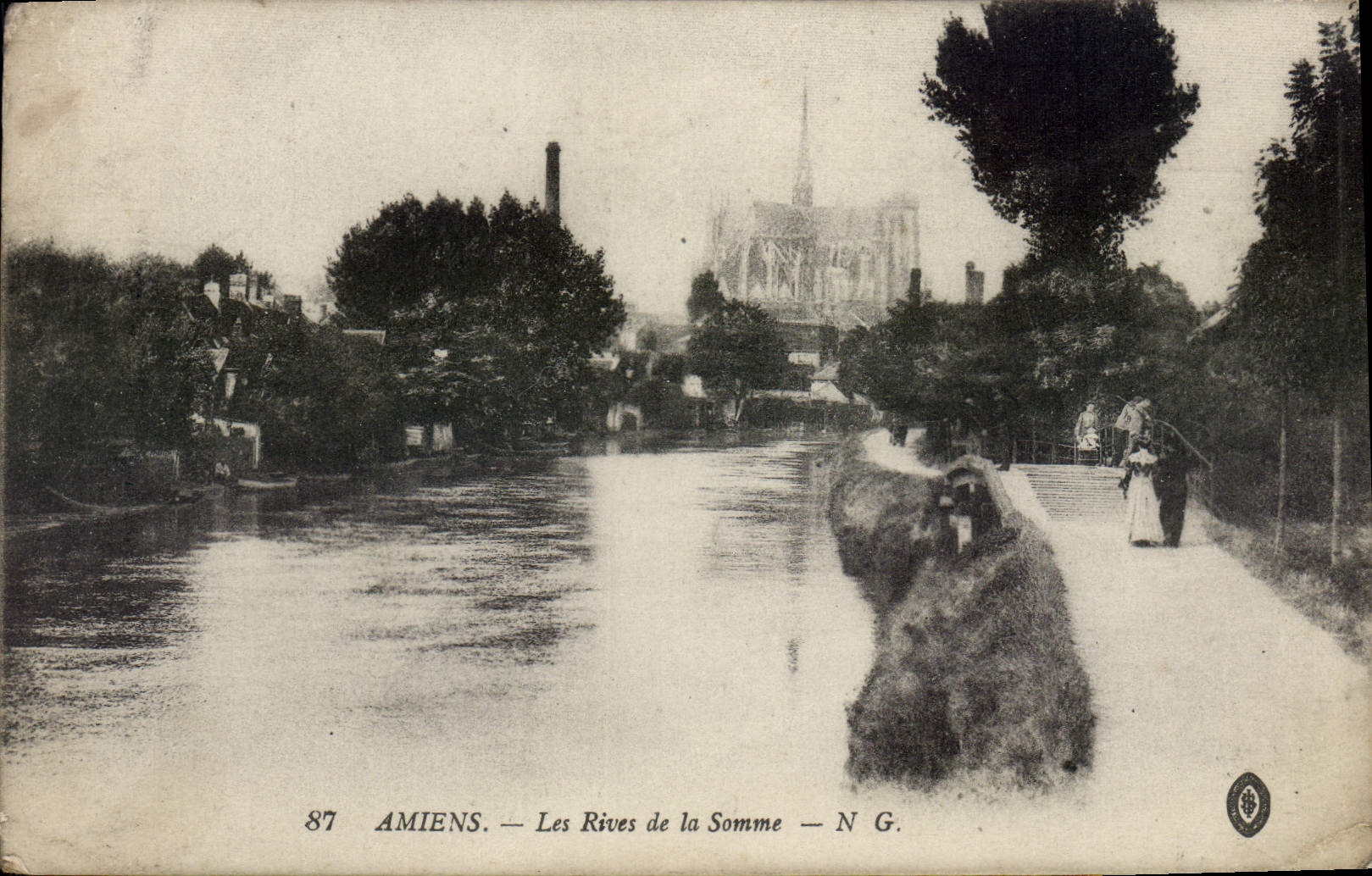 VINTAGE POSTCARD Amiens Banks Of the Sum