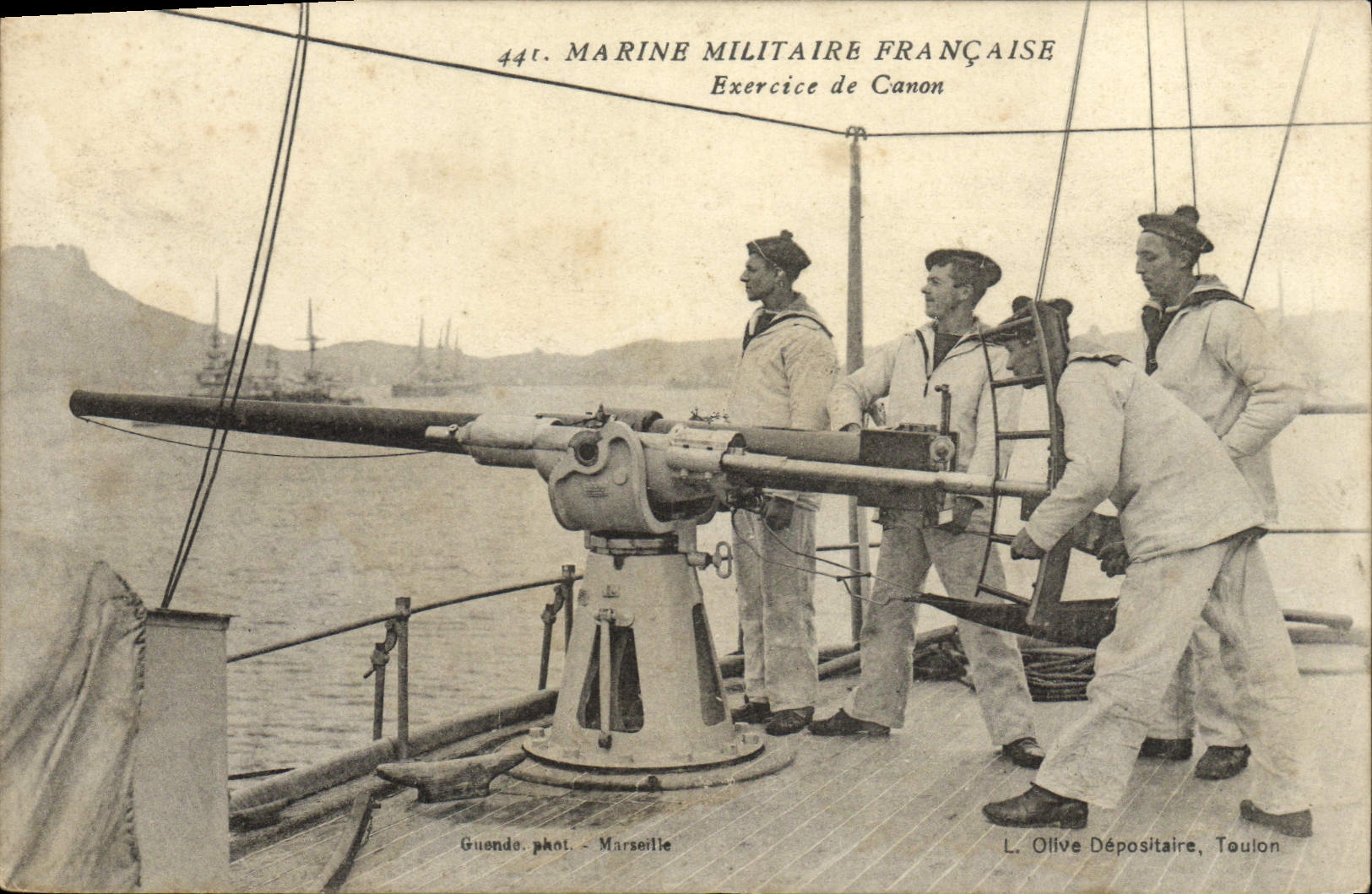 VINTAGE POSTCARD Boat Marine Exercise of gun