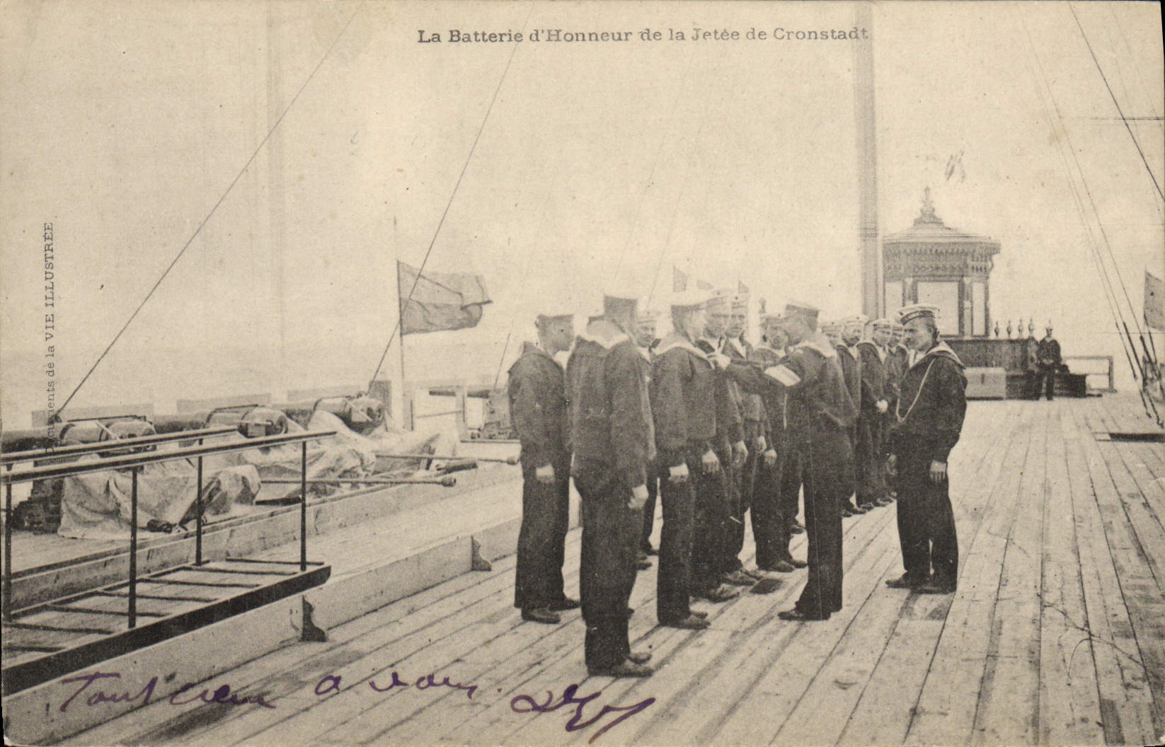 CPA Bateau La batterie d'honneur de la jetee de Cronstadt 