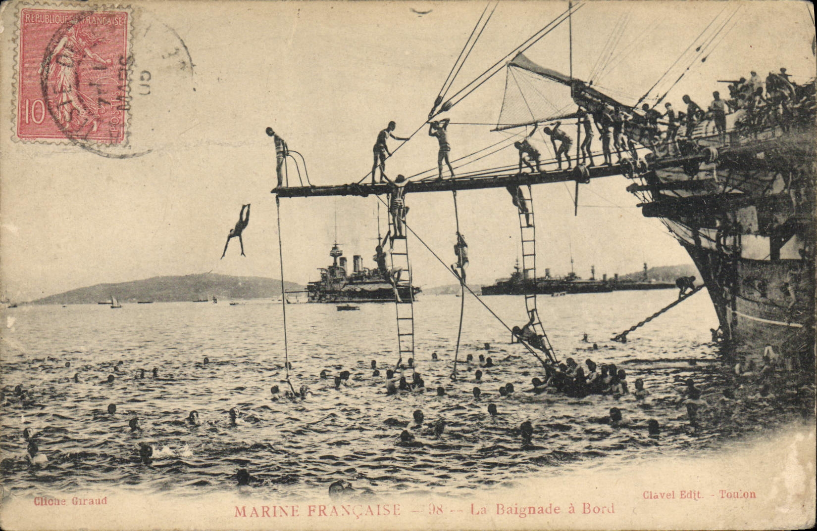 VINTAGE POSTCARD Bateau the bathe has edge