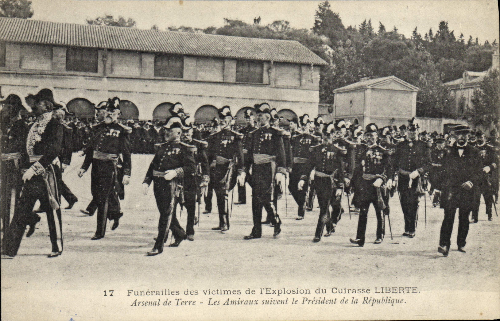 CPA Bateau Funerailles des victimes de l'explosion du cuirasse Liberte Arsenal de terre Les amiraux suivent le President