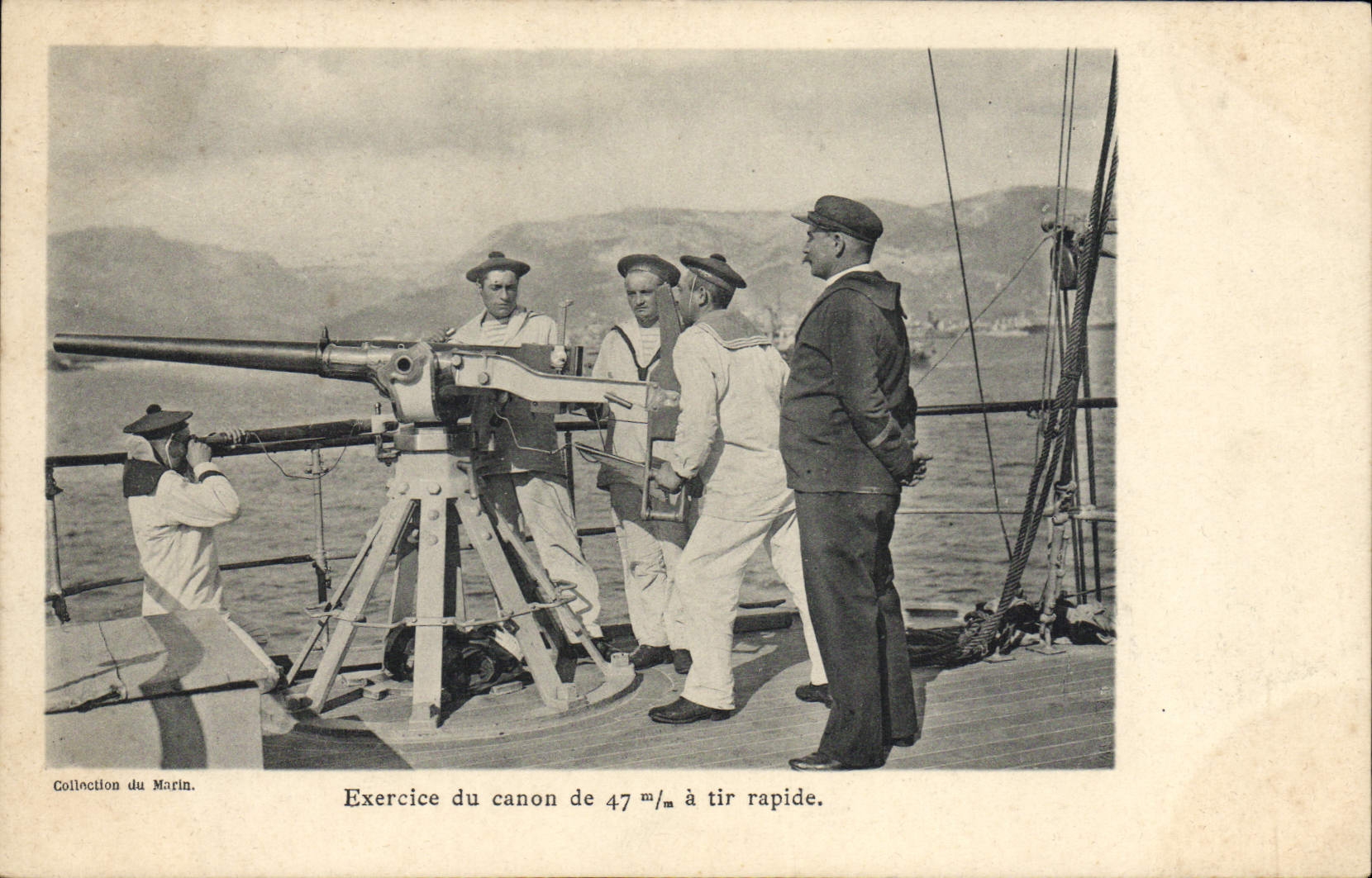 VINTAGE POSTCARD Bateau Exercise of a gun of 47mm has shooting fast