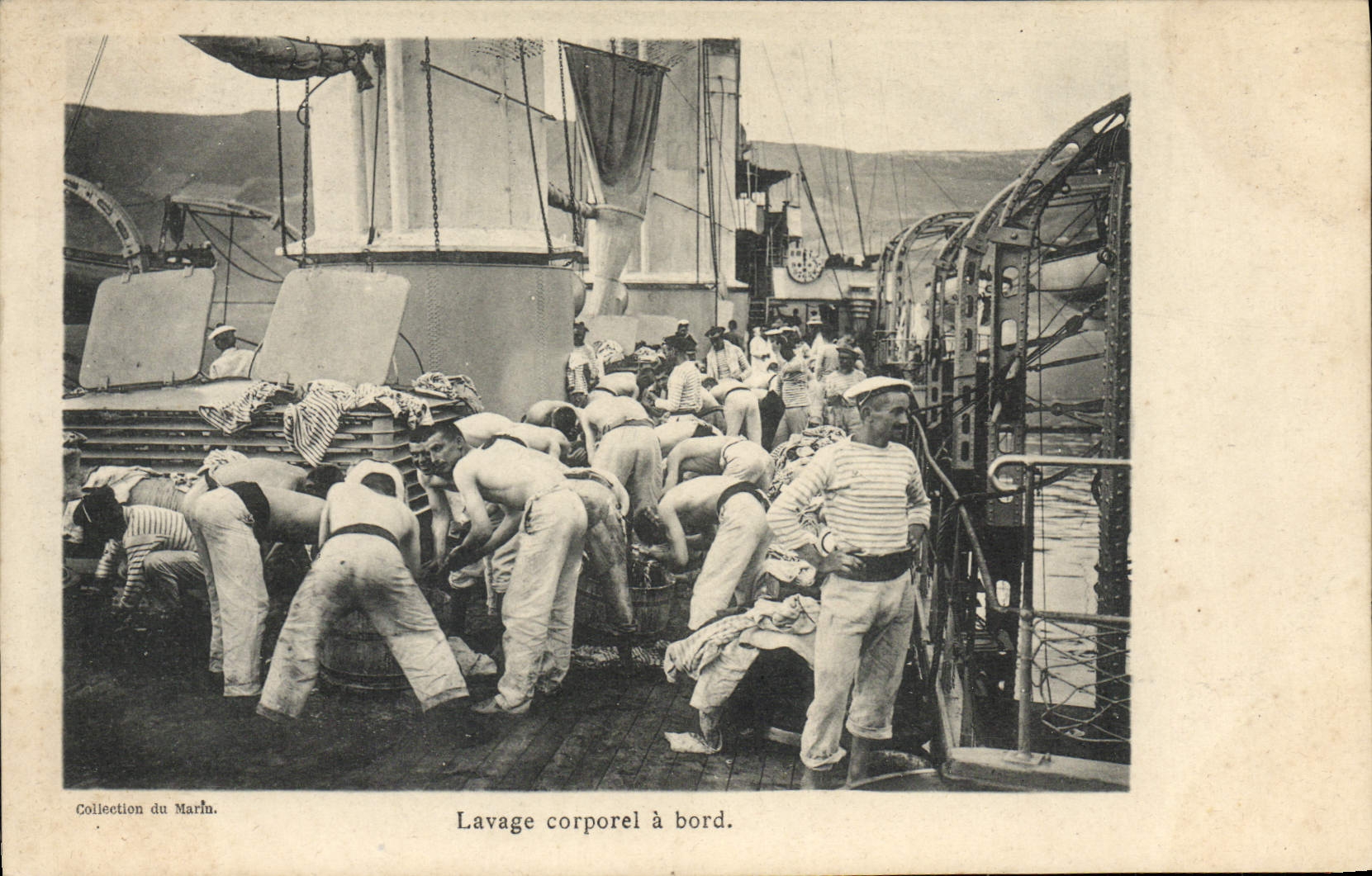 VINTAGE POSTCARD Bateau body Washing has edge