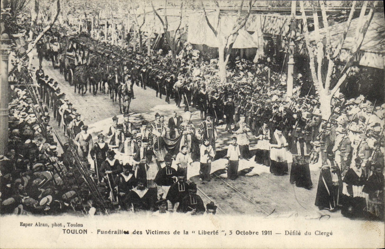 VINTAGE POSTCARD Boat Toulon Funeral of the victims of the Freedom Ravelled of the clergy