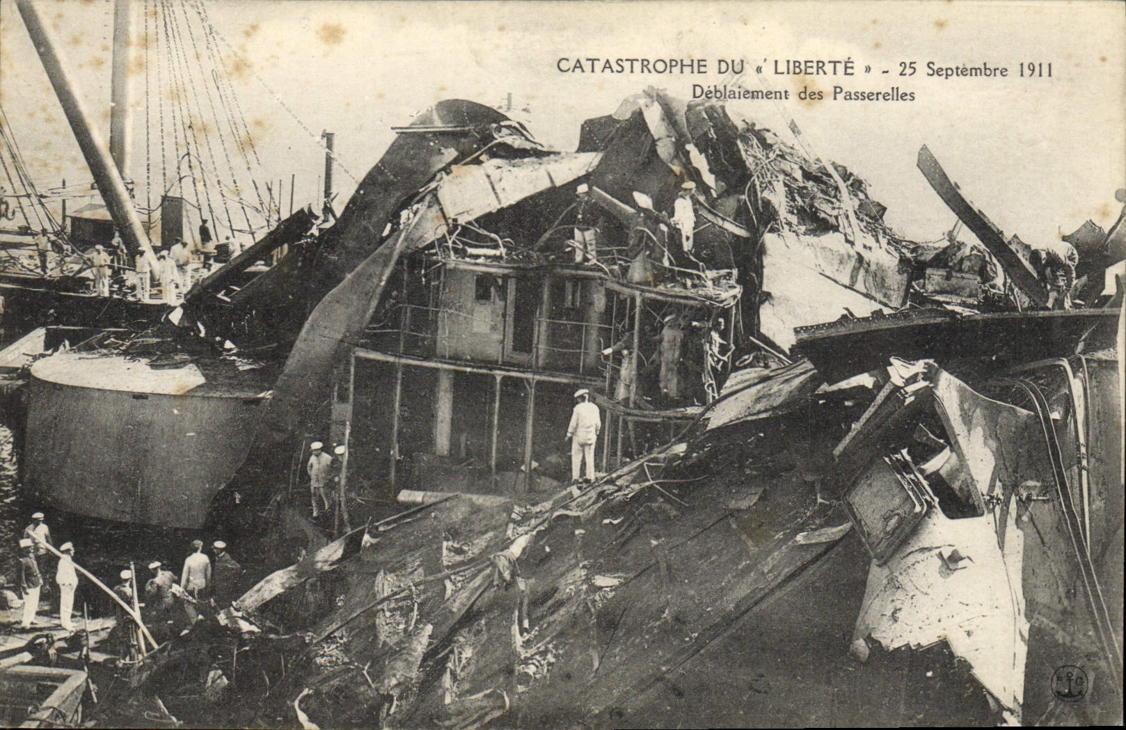 CPA Bateau Catastrophe du Liberte Deblaiement des passerelles