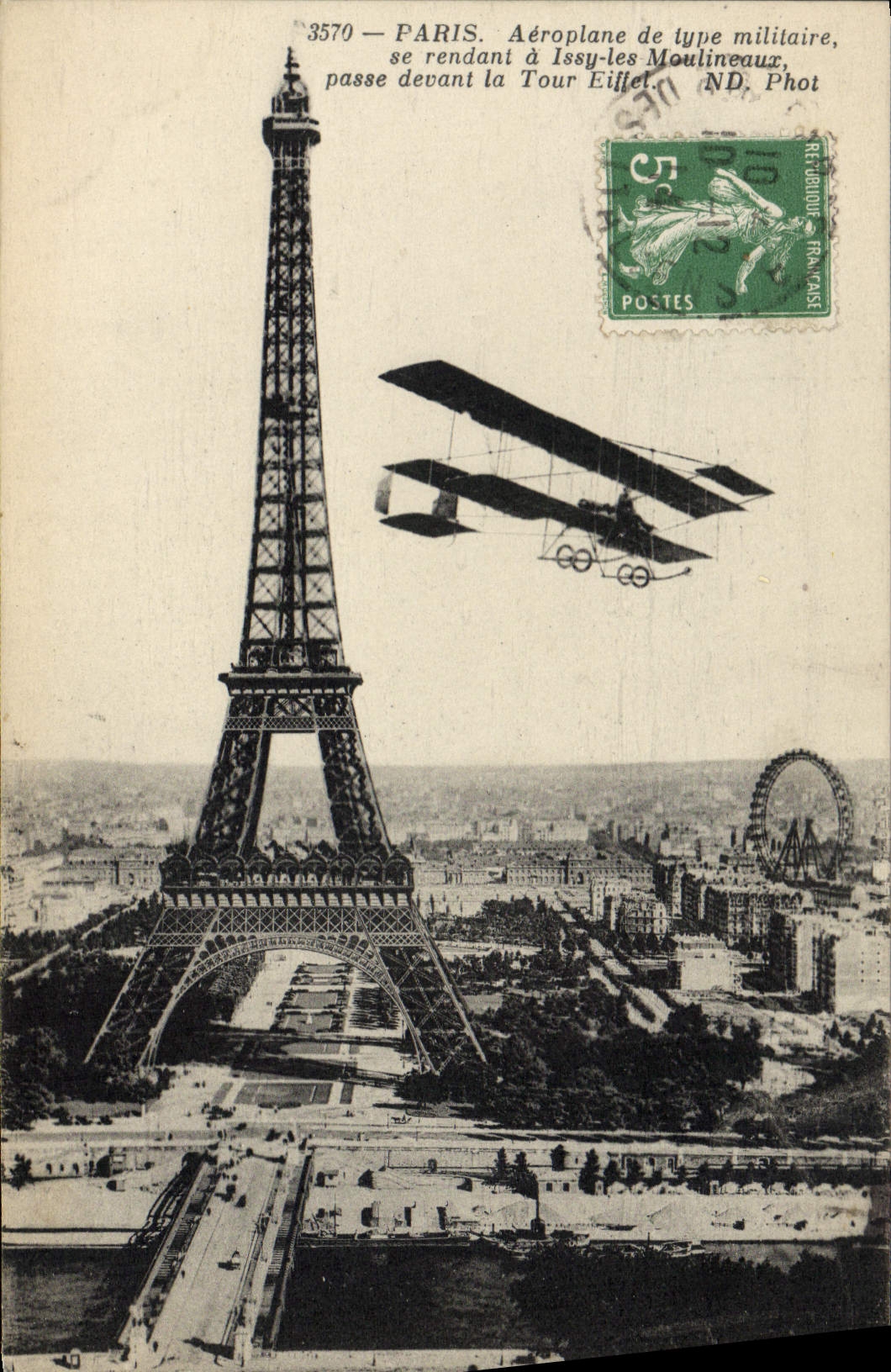 CPA Avion Aviation Paris Aeroplane de type militaire se rendant a Issy les Moulineaux passe devant la Tour Eiffel