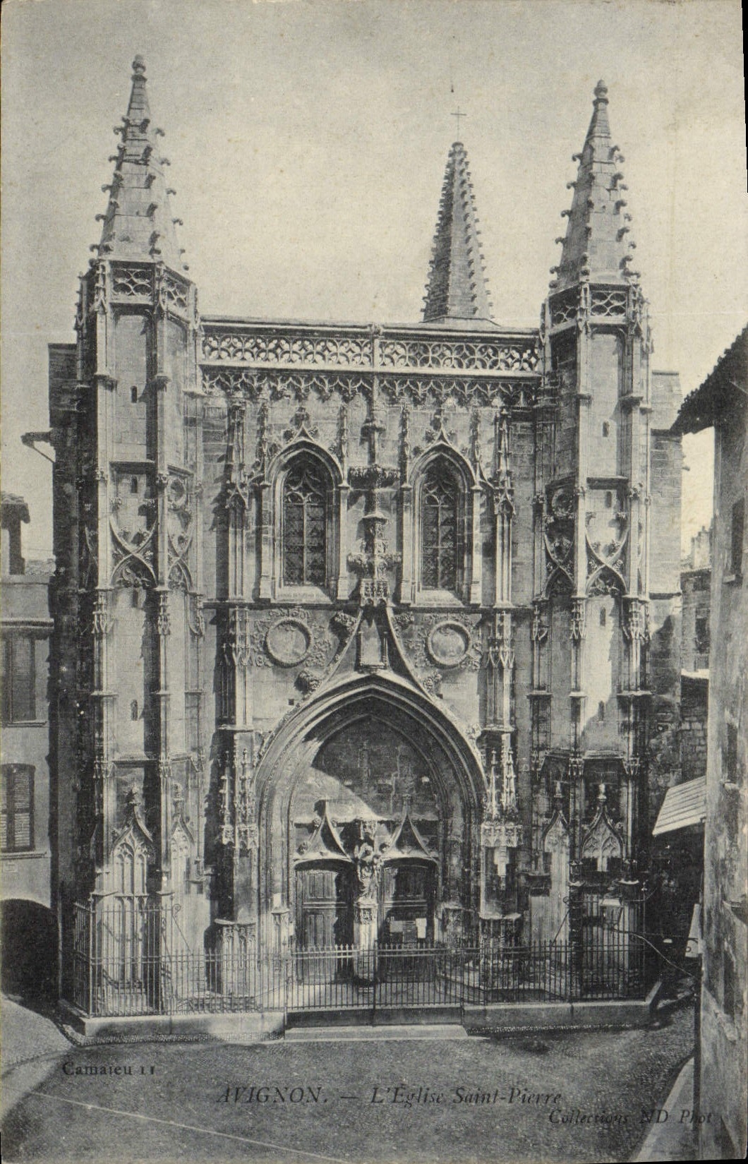 VINTAGE POSTCARD Avignon the Church Saint Pierre