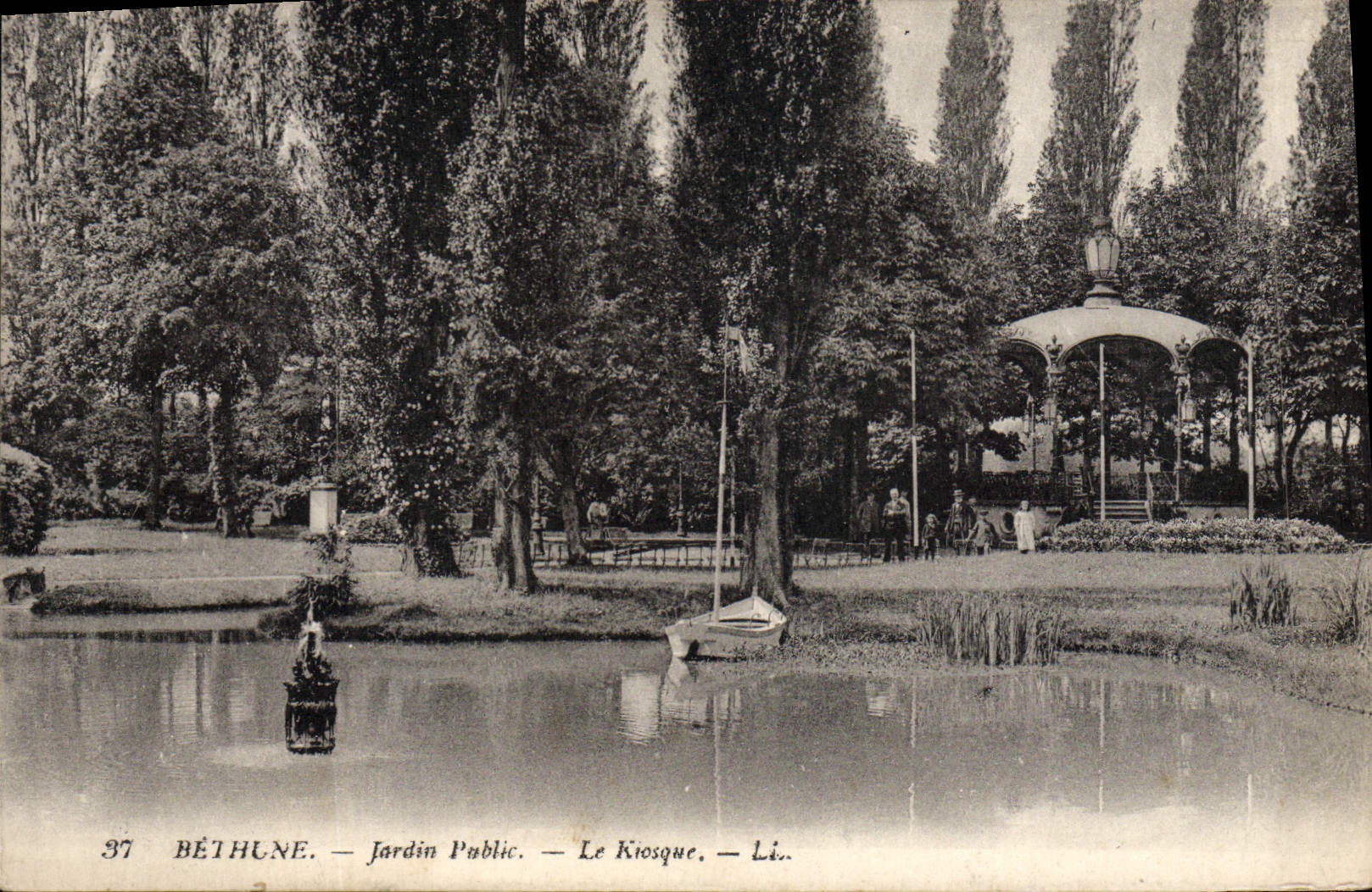 VINTAGE POSTCARD Bethune Public garden the Kiosk