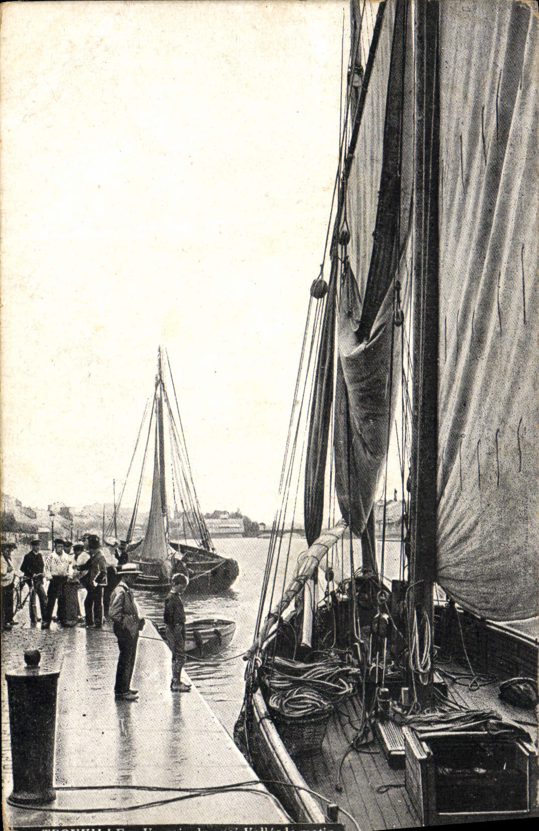 POSTAL Trouville de la VENDIMIA una esquina del muelle del valle del qua el barco de la mañana