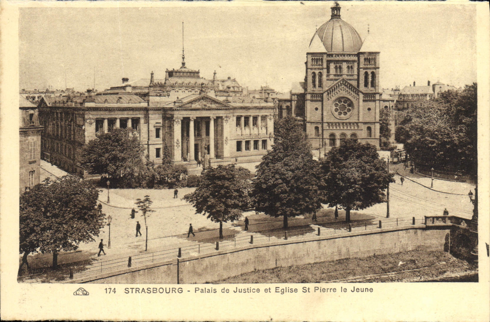 Cortes de ley de Estrasburgo de la POSTAL de la VENDIMIA y St Pedro de la iglesia la persona joven