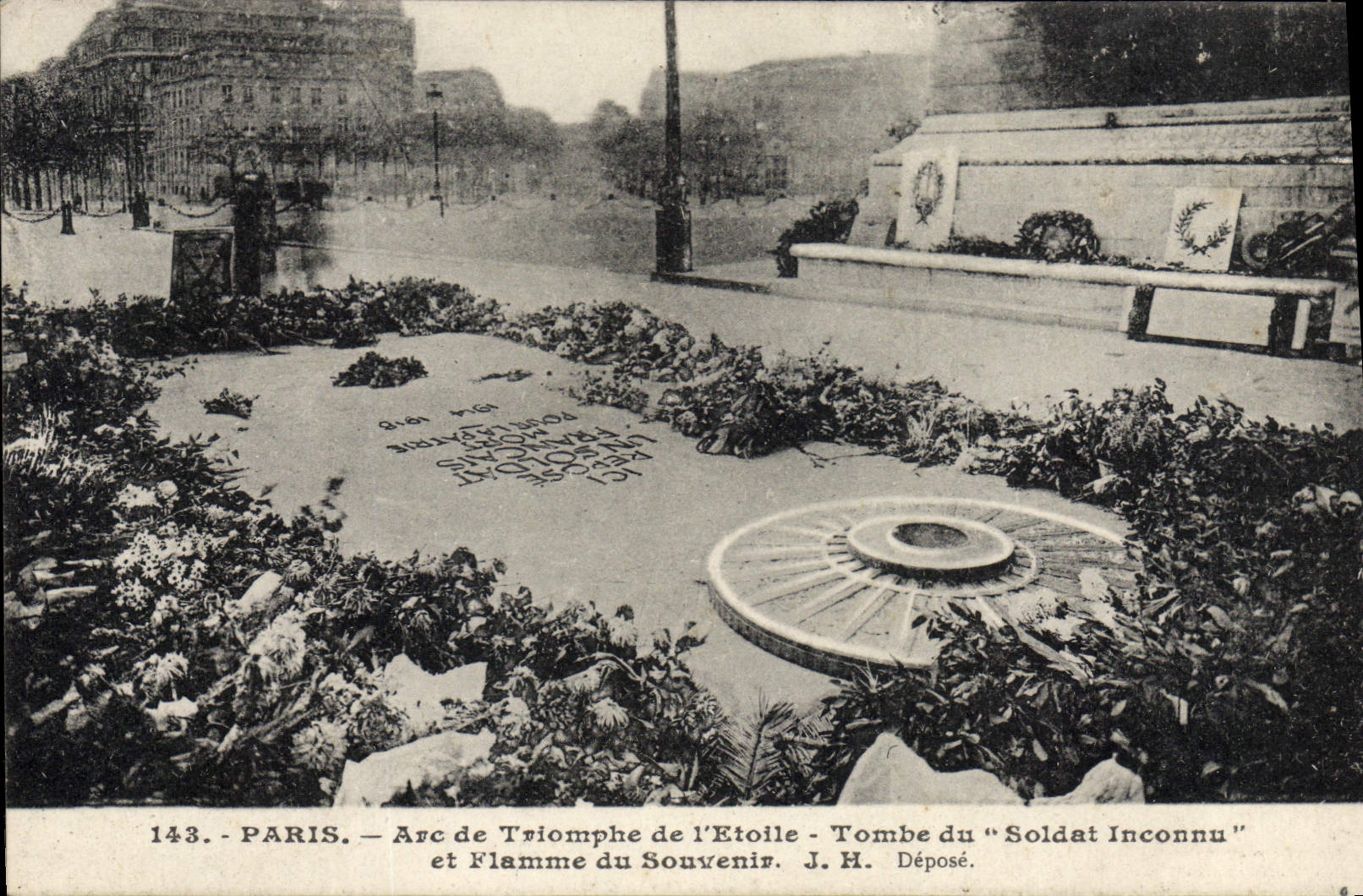 VINTAGE POSTCARD Paris Arc de Triomphe of Etoile the Tomb of the Militaria unknown soldier and flame of the memory