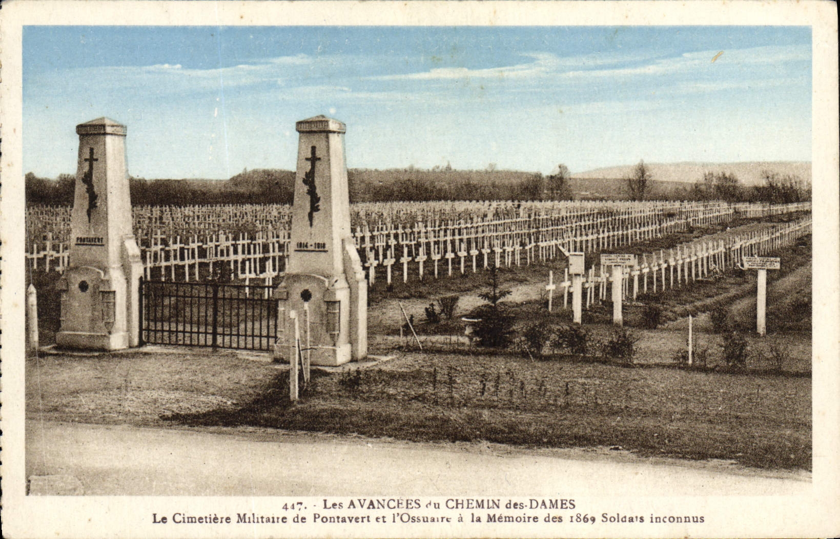 CPA Les Avances du Chemin des Dames Le Cimetiere Militaire de Pontavert et l'ossuaire a la memoire Militaria