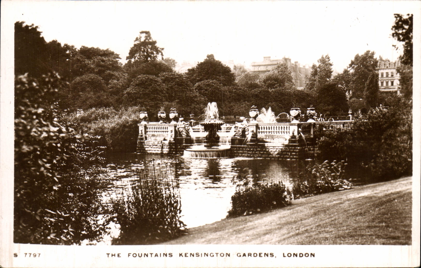 POSTAL de la VENDIMIA los jardines Londres de Kensington de las fuentes