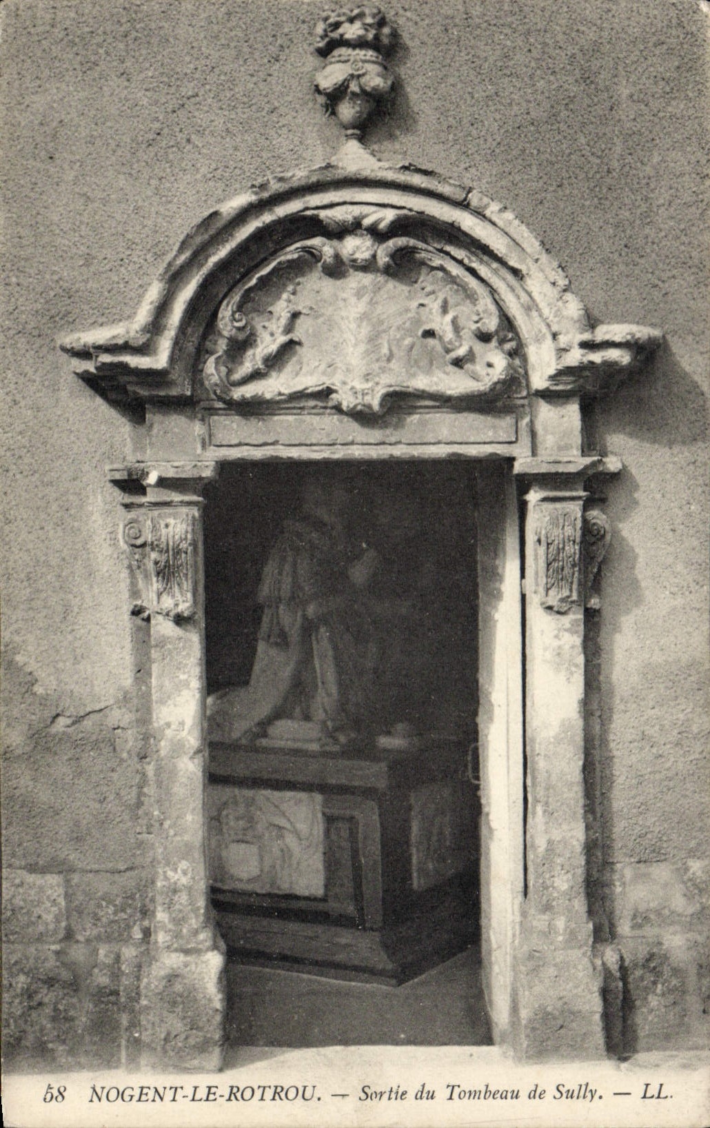 CPA Nogent Le Rotrou Sortie du tombeau de Sully 
