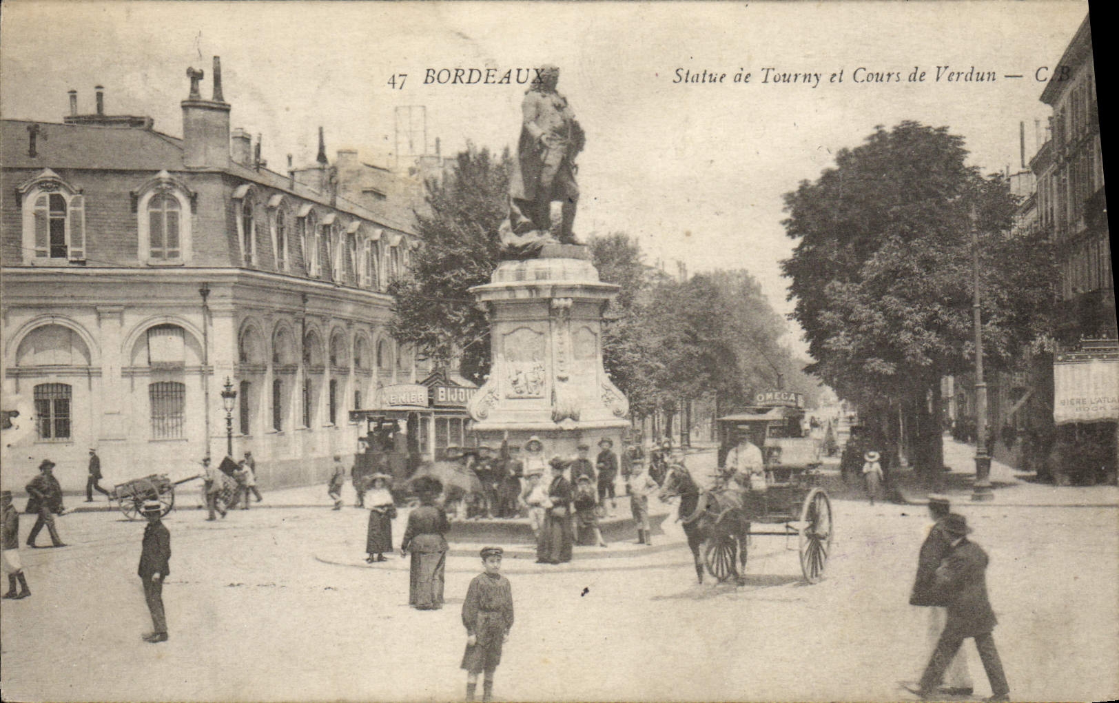 CPA Bordeaux Statue de Tourny et Cours de Verdun