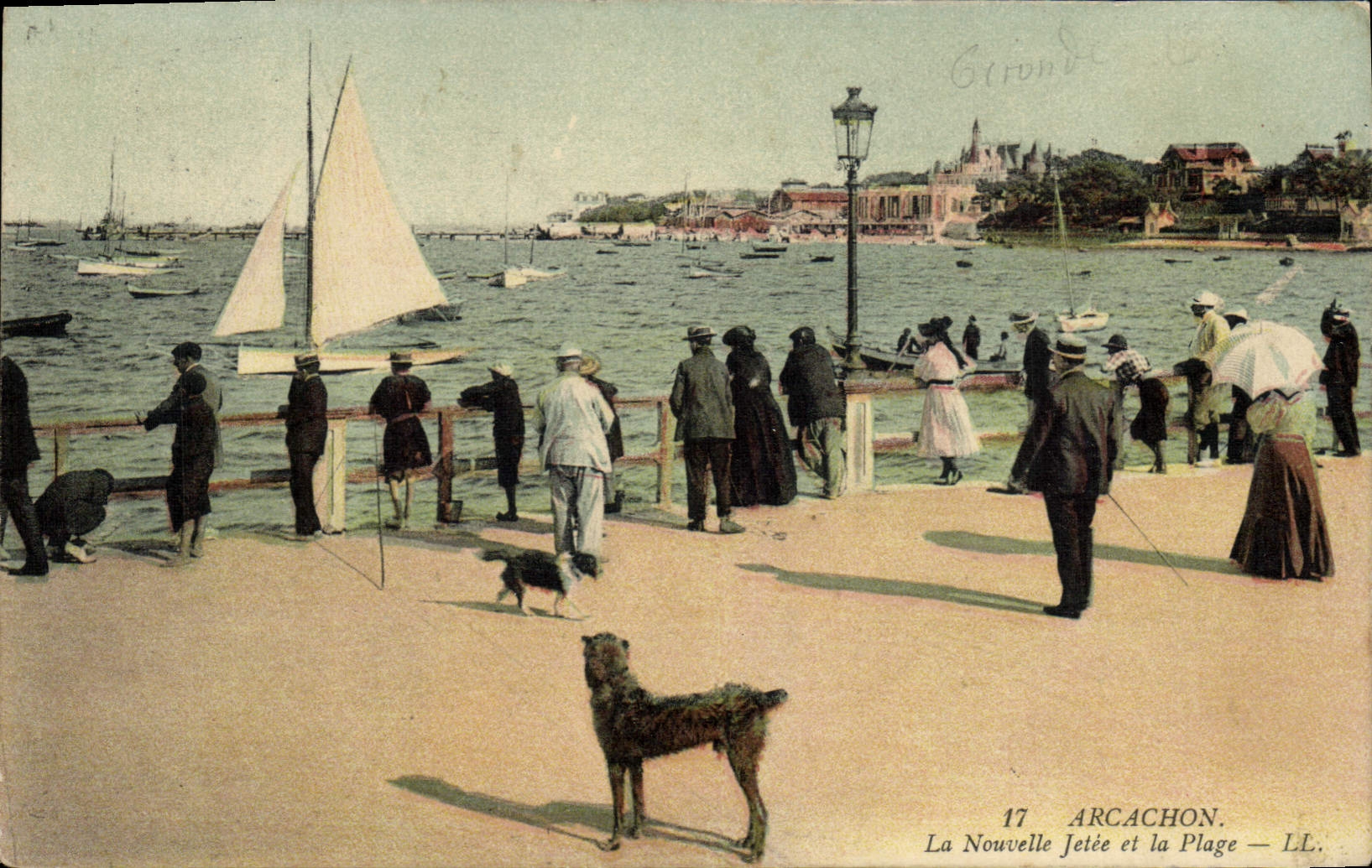VINTAGE POSTCARD Arcachon the New Pier and the Beach