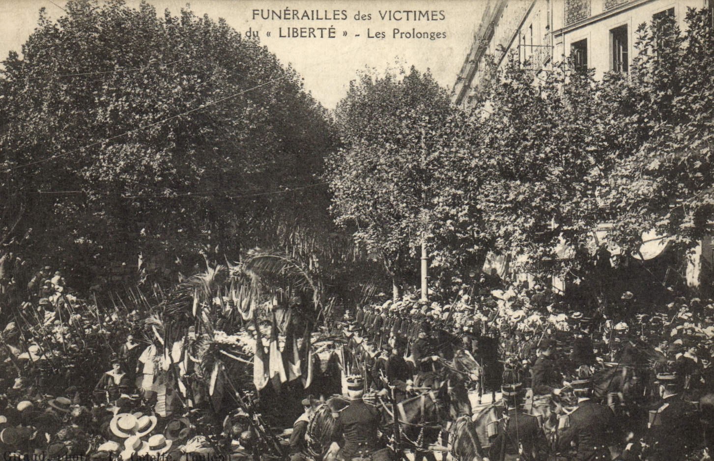 CPA Bateau Guerre Funerailles des victimes du Liberte Les prolonges