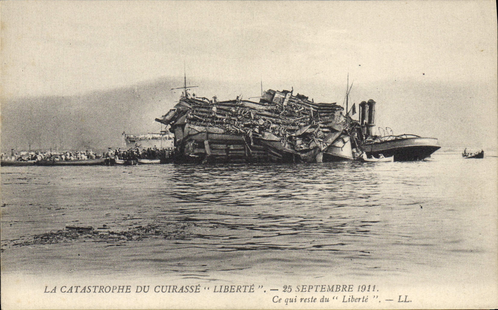 VINTAGE POSTCARD Bateau War Catastrophe of the Armor Freedom What remains Freedom