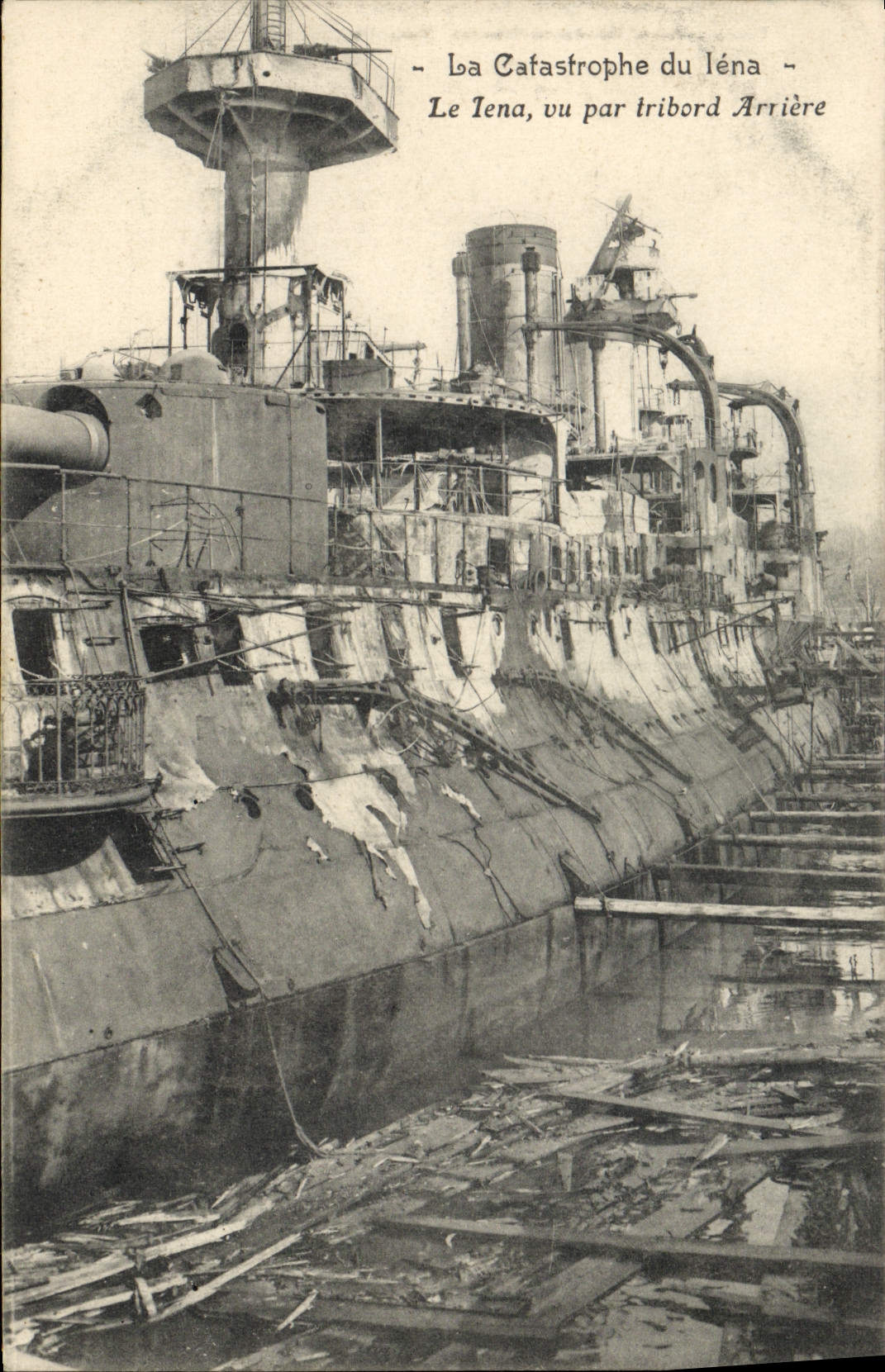 CPA Bateau Guerre Catastrophe du Cuirasse Iena Le Iena vu par tribord Arriere 