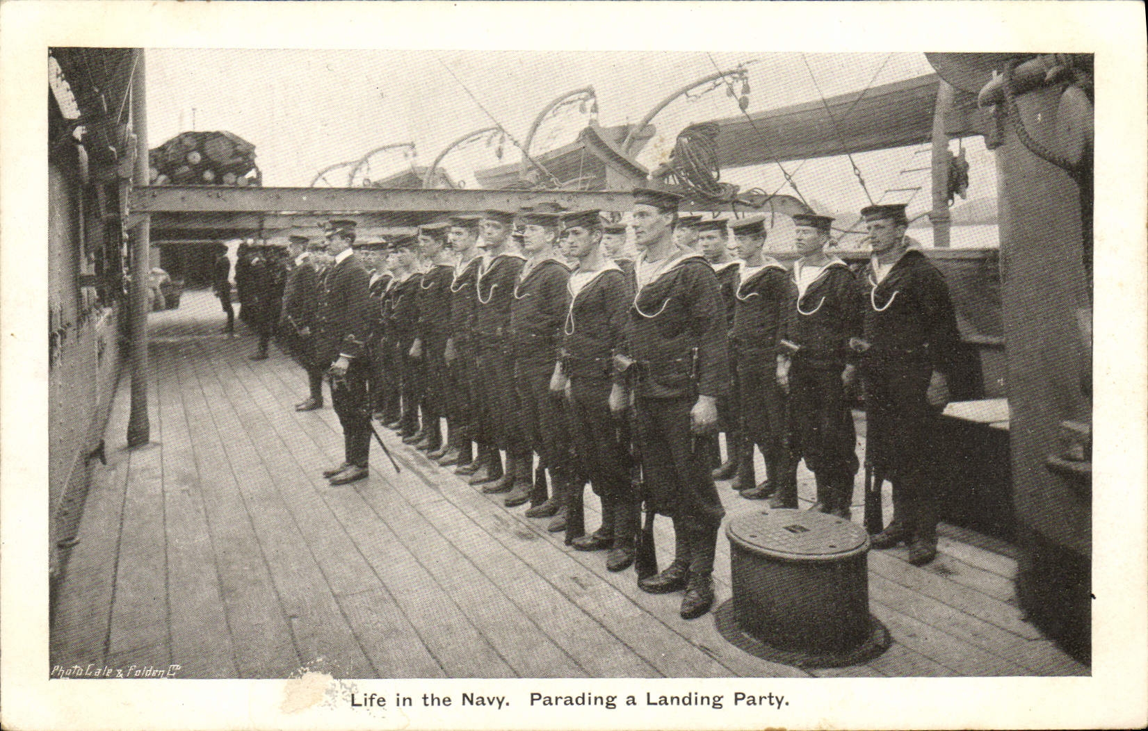 VINTAGE POSTCARD Bateau Life War in the Navy Parading has landing party