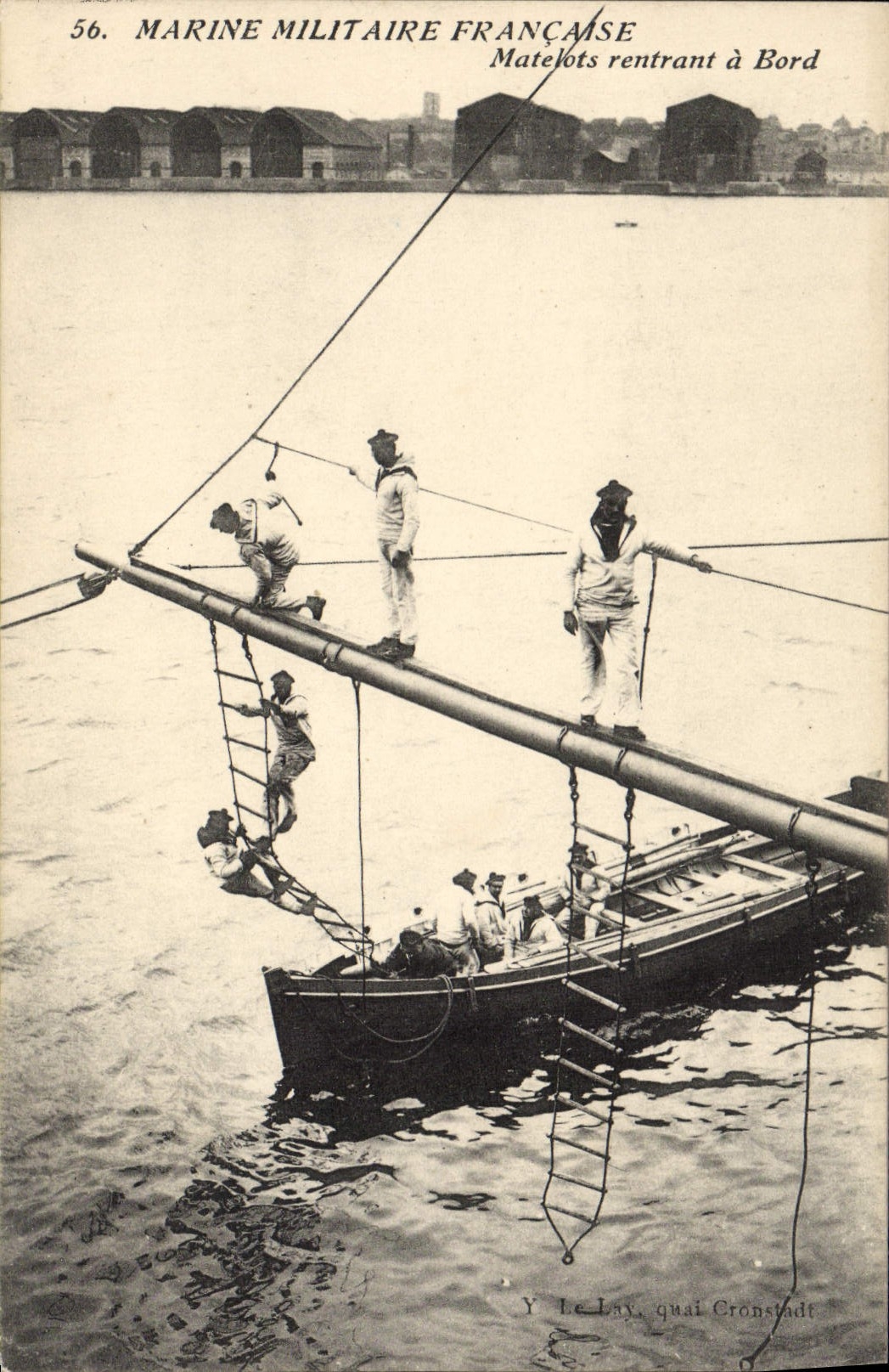 CPA Bateau Guerre Matelots rentrant a bord 