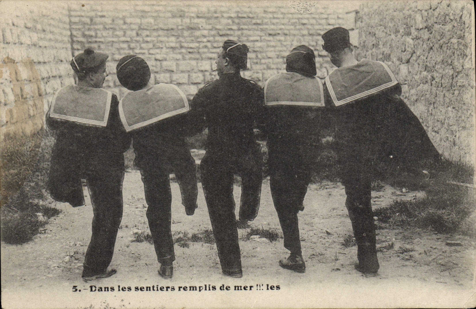 CPA Bateau Guerre Marins Dans les sentiers remplis de mer 