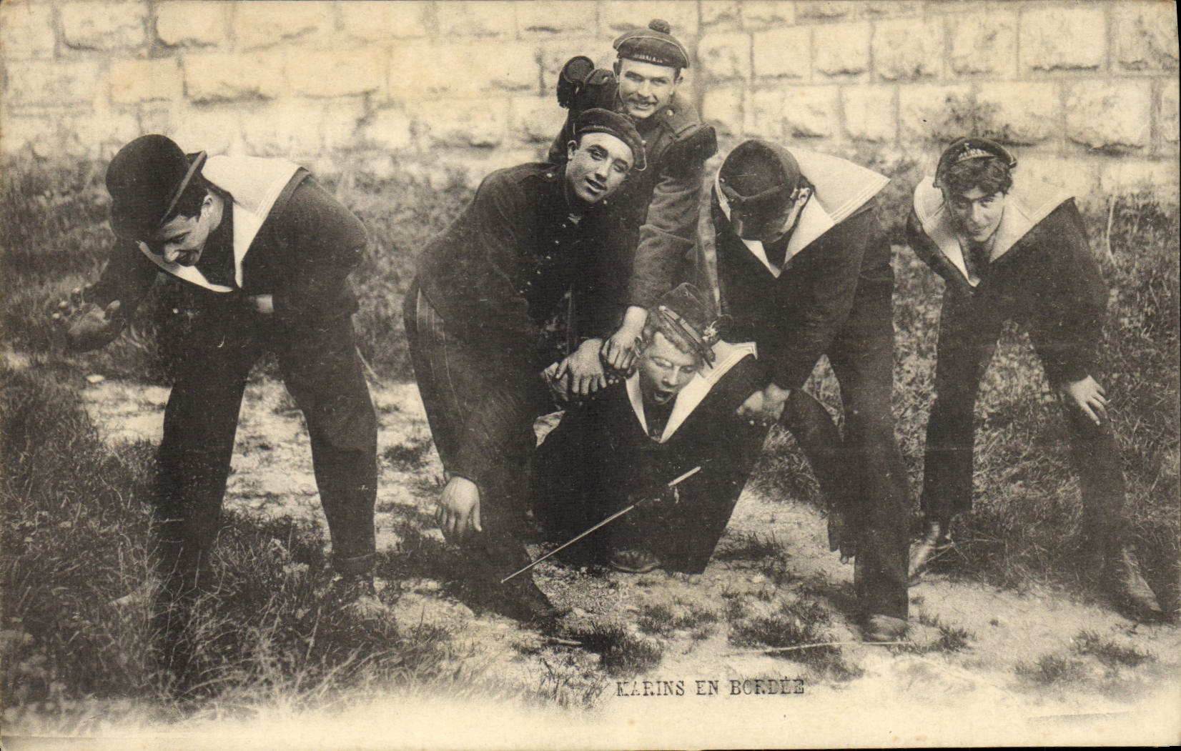 CPA Bateau Guerre Marins en bordee