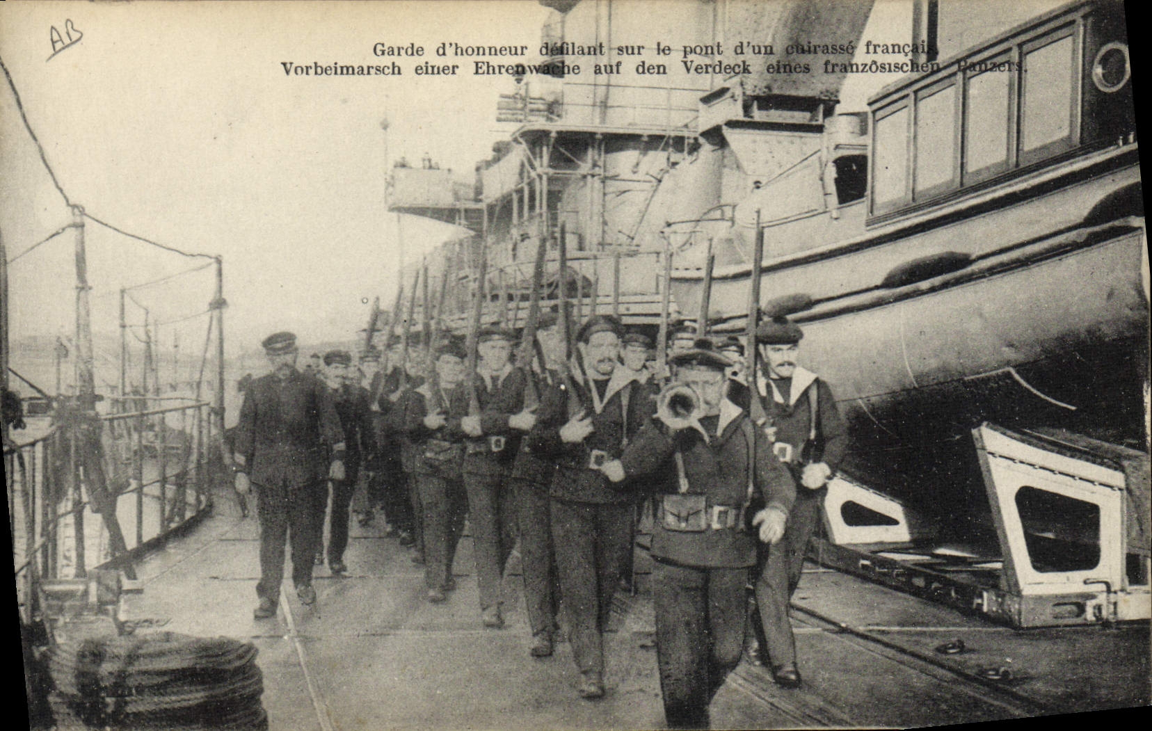 CPA Bateau Guerre Garde d'honneur defilant sur le pont d'un cuirasse francais 
