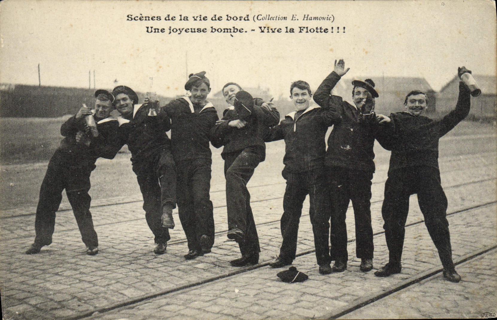 VINTAGE POSTCARD Bateau War Sailors merry Lives the fleet