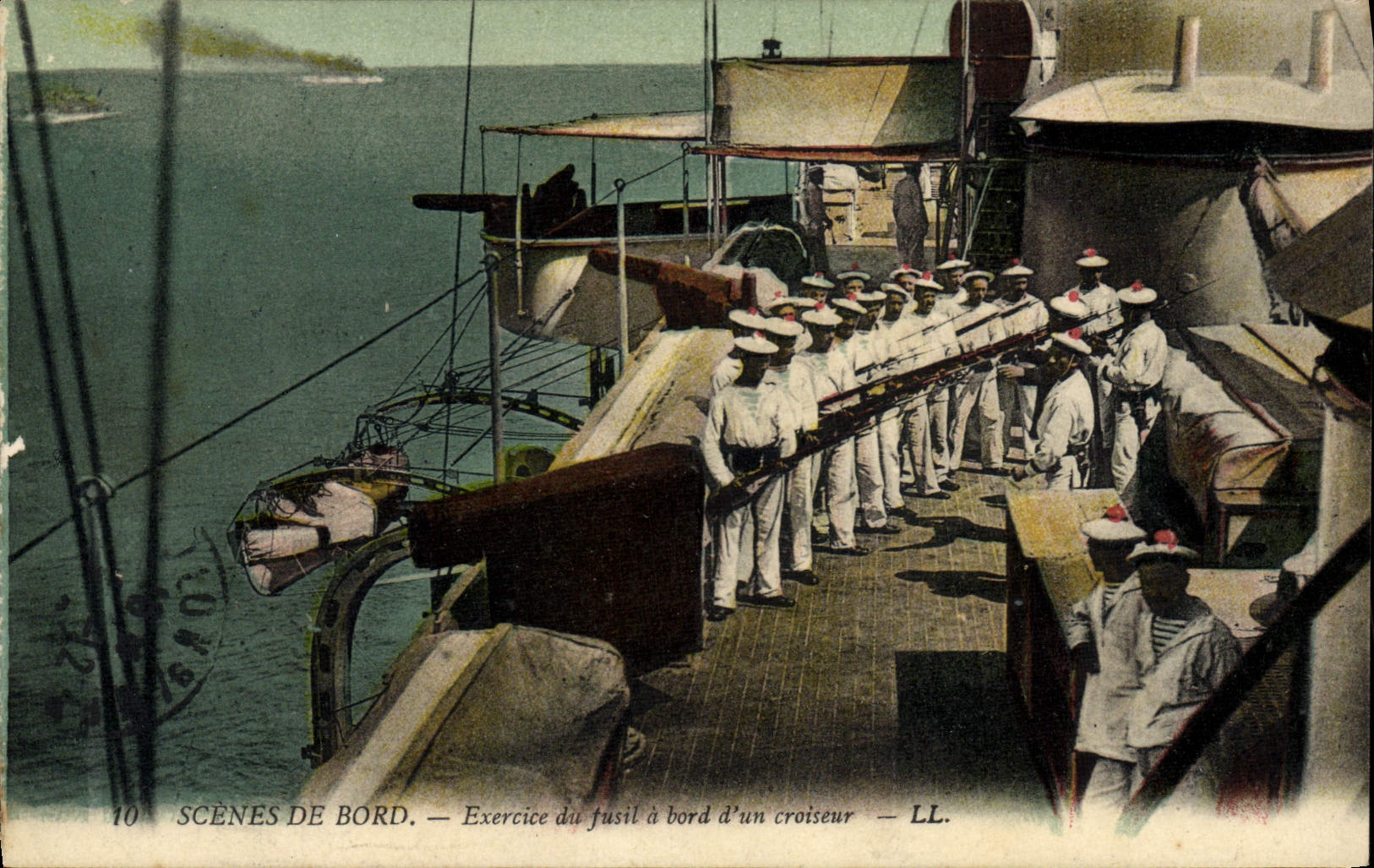 CPA Bateau Guerre Exercice du fusil a bord d'un croiseur 