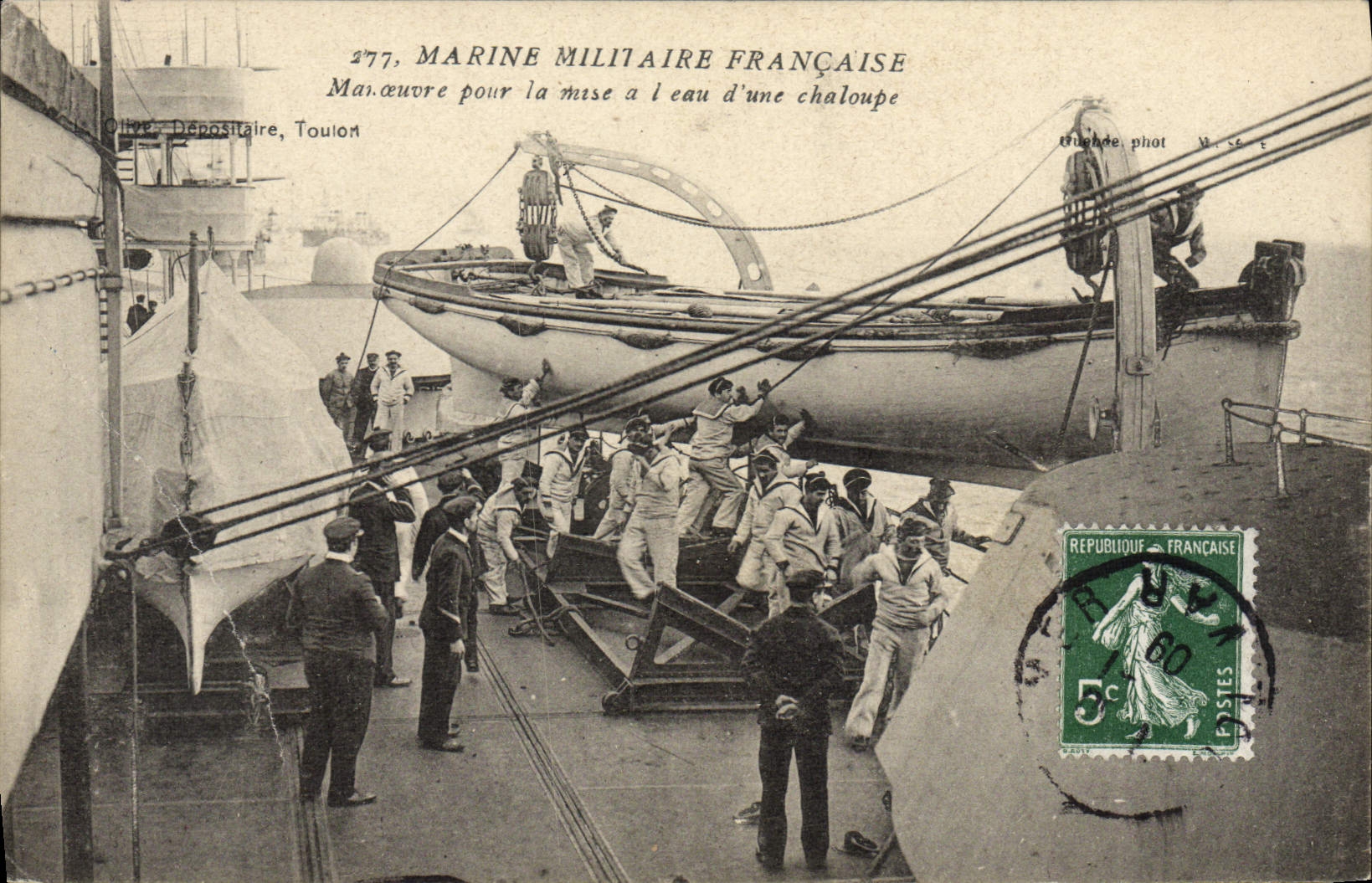 CPA Bateau Guerre Manoeuvre pour la mise a l'eau d'une chaloupe