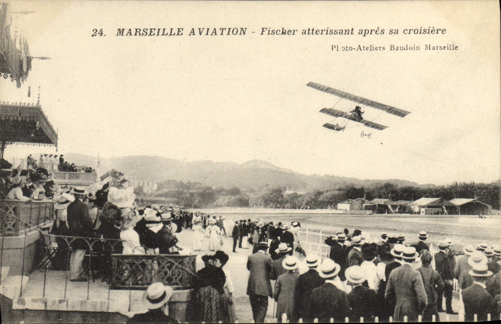CPA Avion Aviation Marseille Aviation Fischer atterissant apres sa croisiere