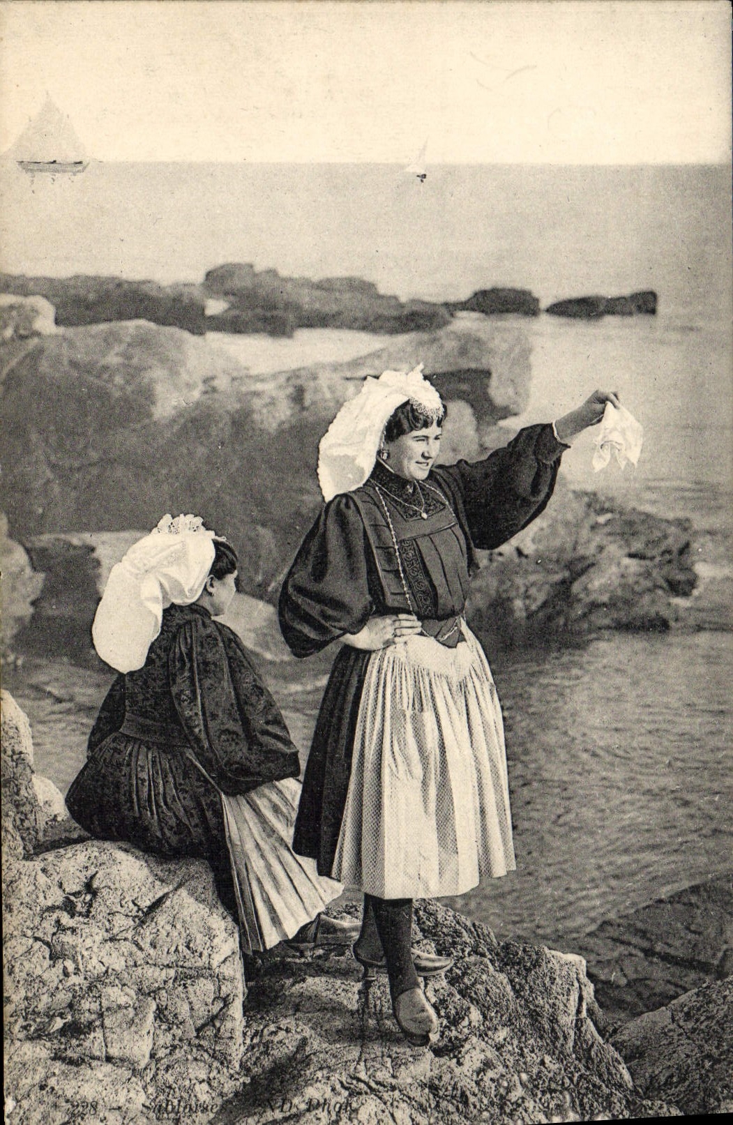 CPA Femme Sablaises Folklore