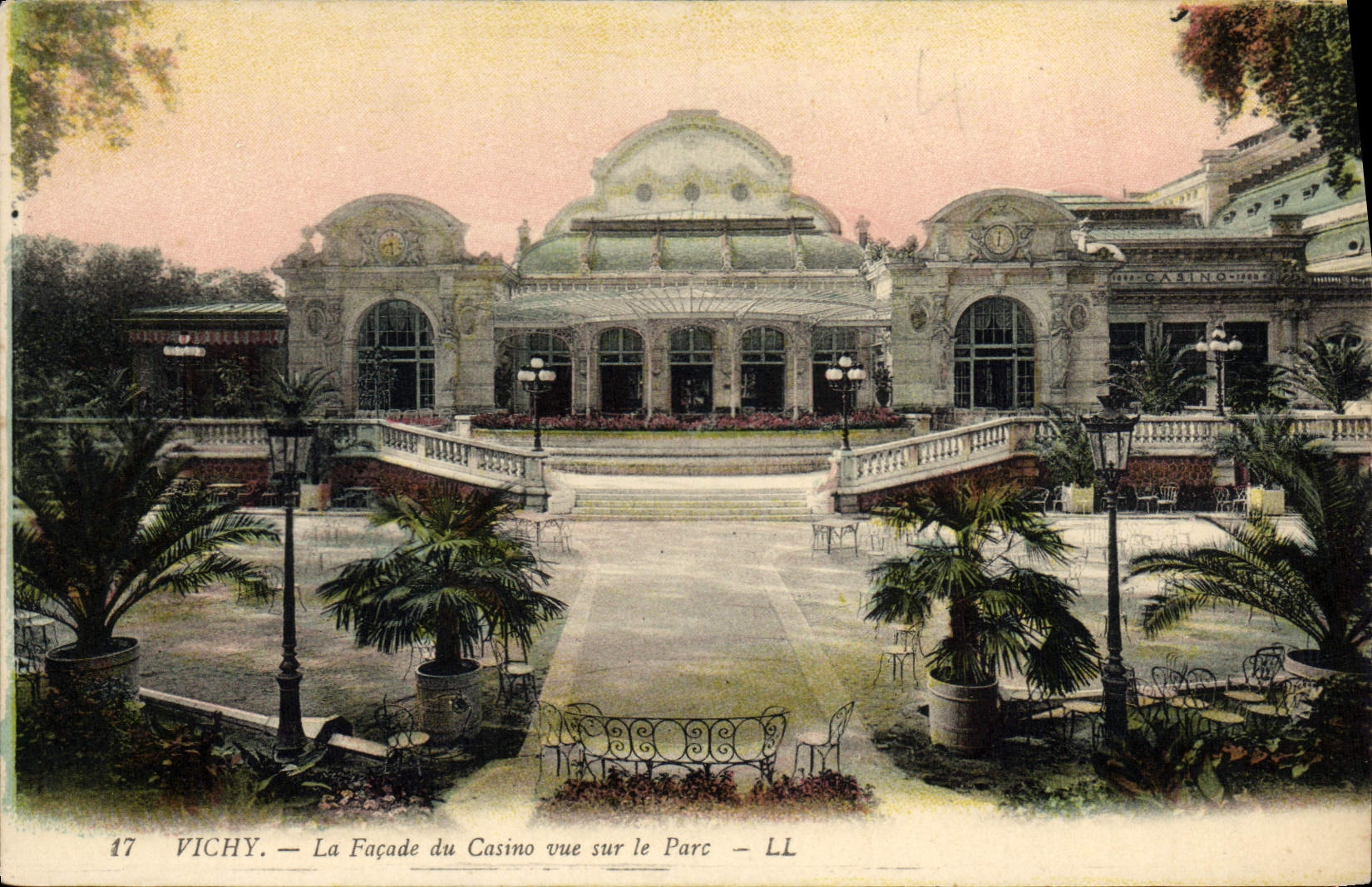 CPA Vichy La Facade Du Casino Vue Sur Le Parc