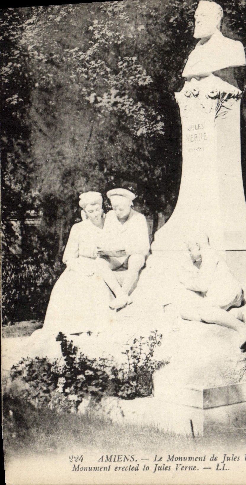 VINTAGE POSTCARD Amiens the Monument Of Jules Verne