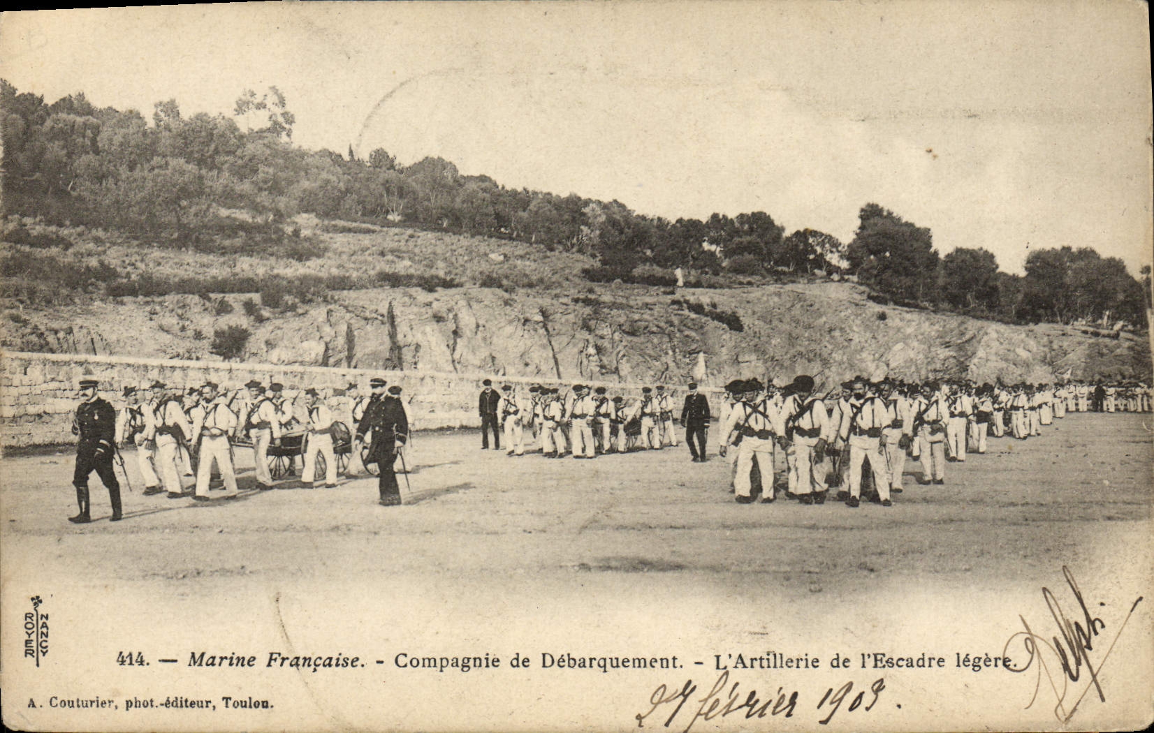 VINTAGE POSTCARD Boat French Marine Company of unloading the artillery of the light squadron