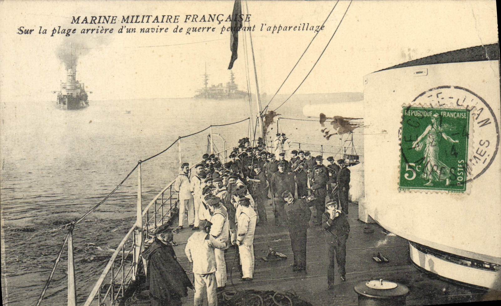 CPA Bateau Sur la plage arriere d'un navire de guerre pendant l'appareillage