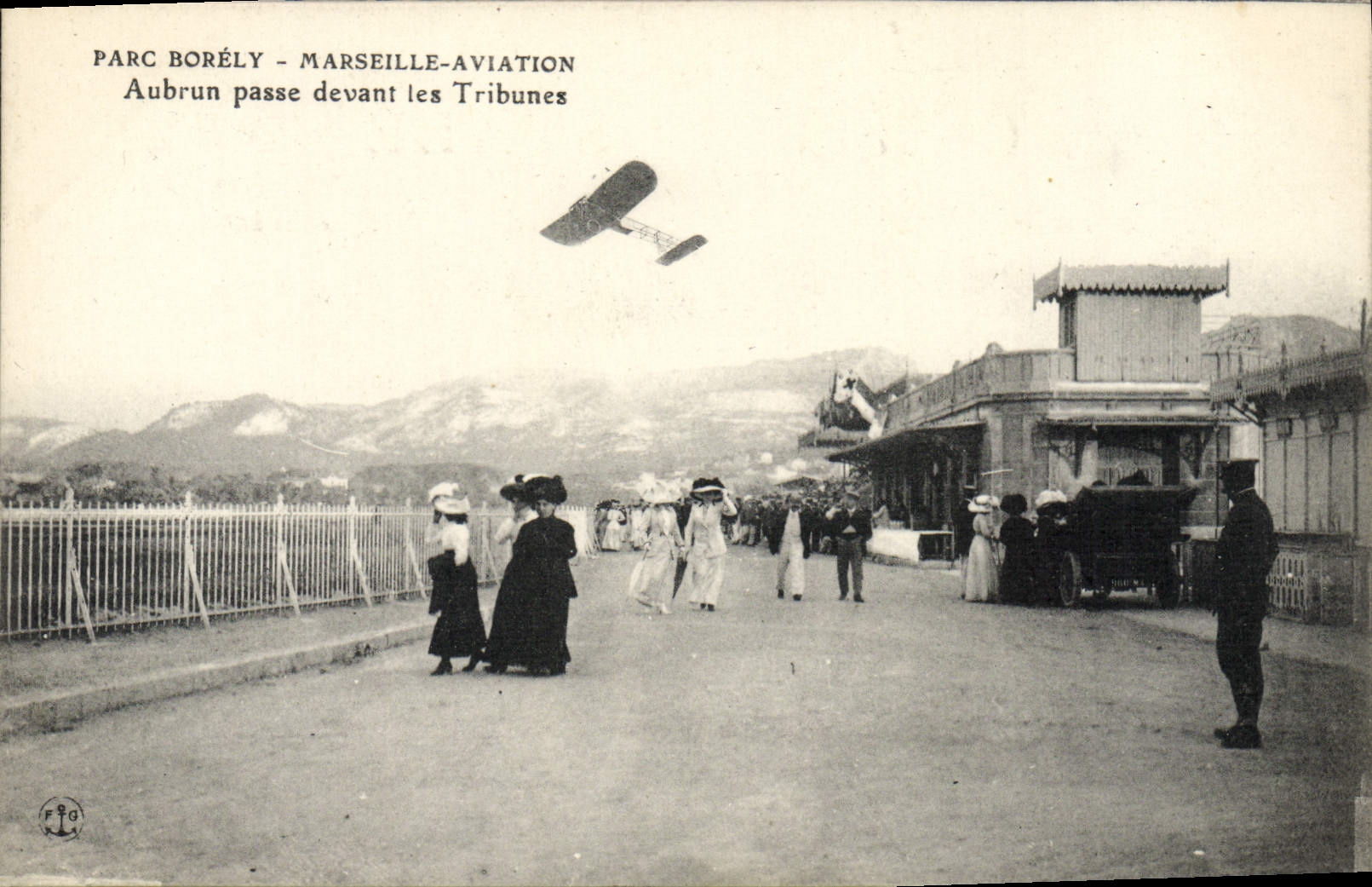 CPA Avion Aviation Marseille Parc Borely Aubrun passe devant les tribunes