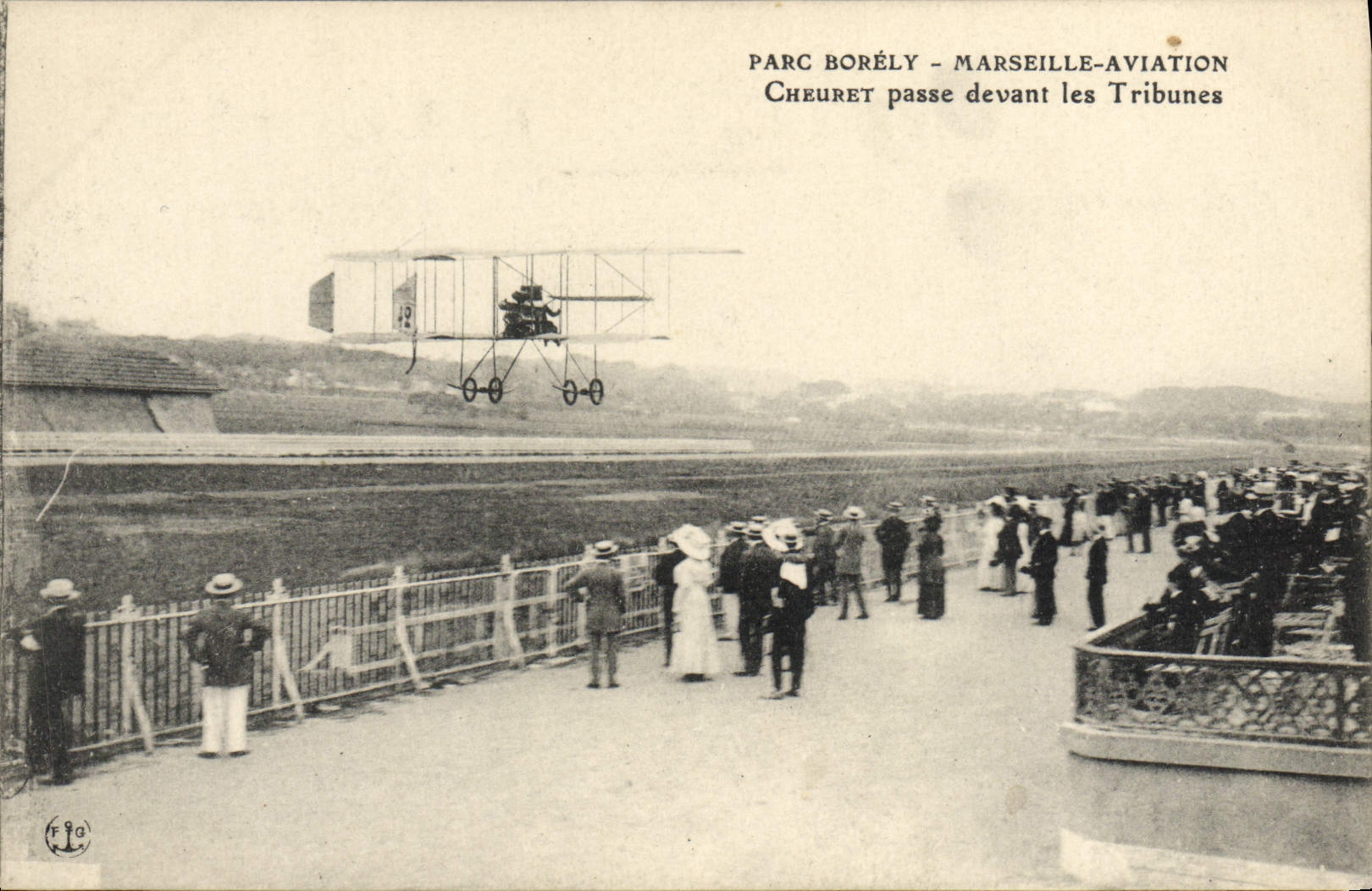 La aviación Cheuret de Borely Marsella del parque de la aviación de Avion de la POSTAL de la VENDIMIA pasa delante de las plataformas