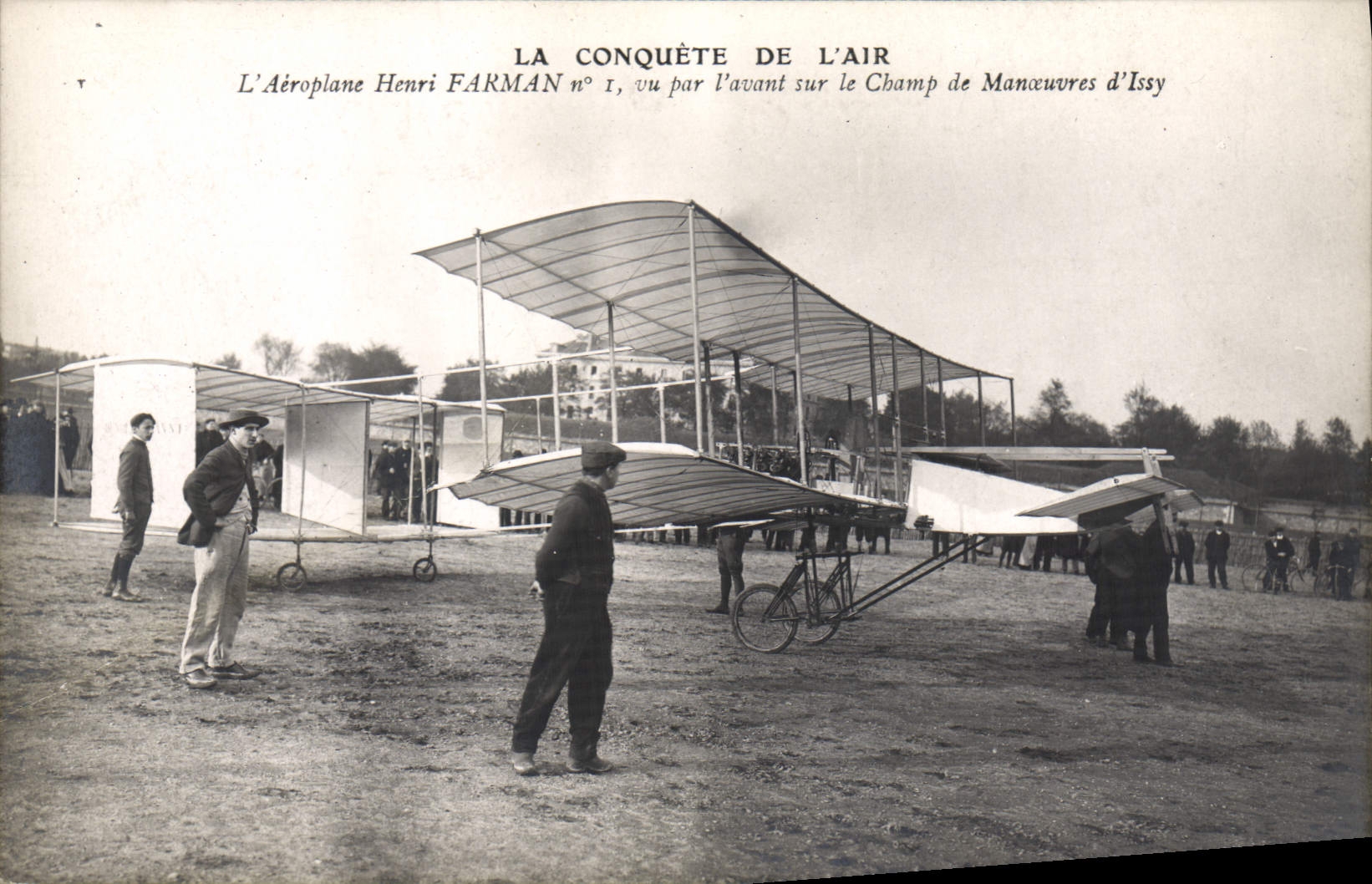 CPA Avion Aviation Aeroplane Henri Farman vu par l'avant sur le champ de manoeuvres d'Issy