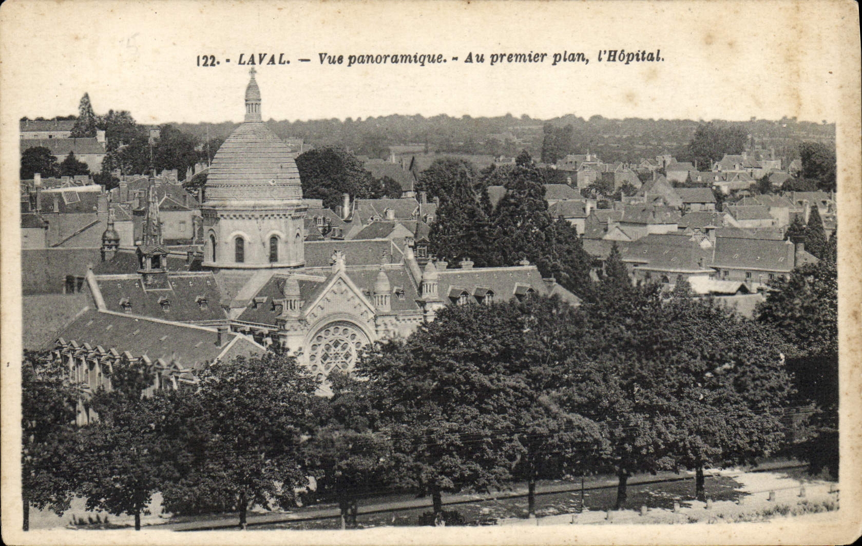 Opinión panorámica de Laval de la POSTAL de la VENDIMIA en el primero plano el hospital