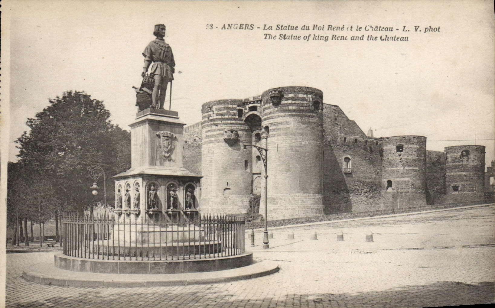 CPA Angers La Statue du Rene et le Chateau